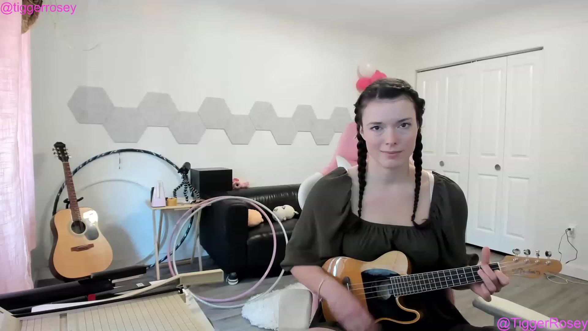 Gallery image thumbnail from TiggerRosey's myfreecams stream on, 05/17/2023, 23:43 image 6 of 20