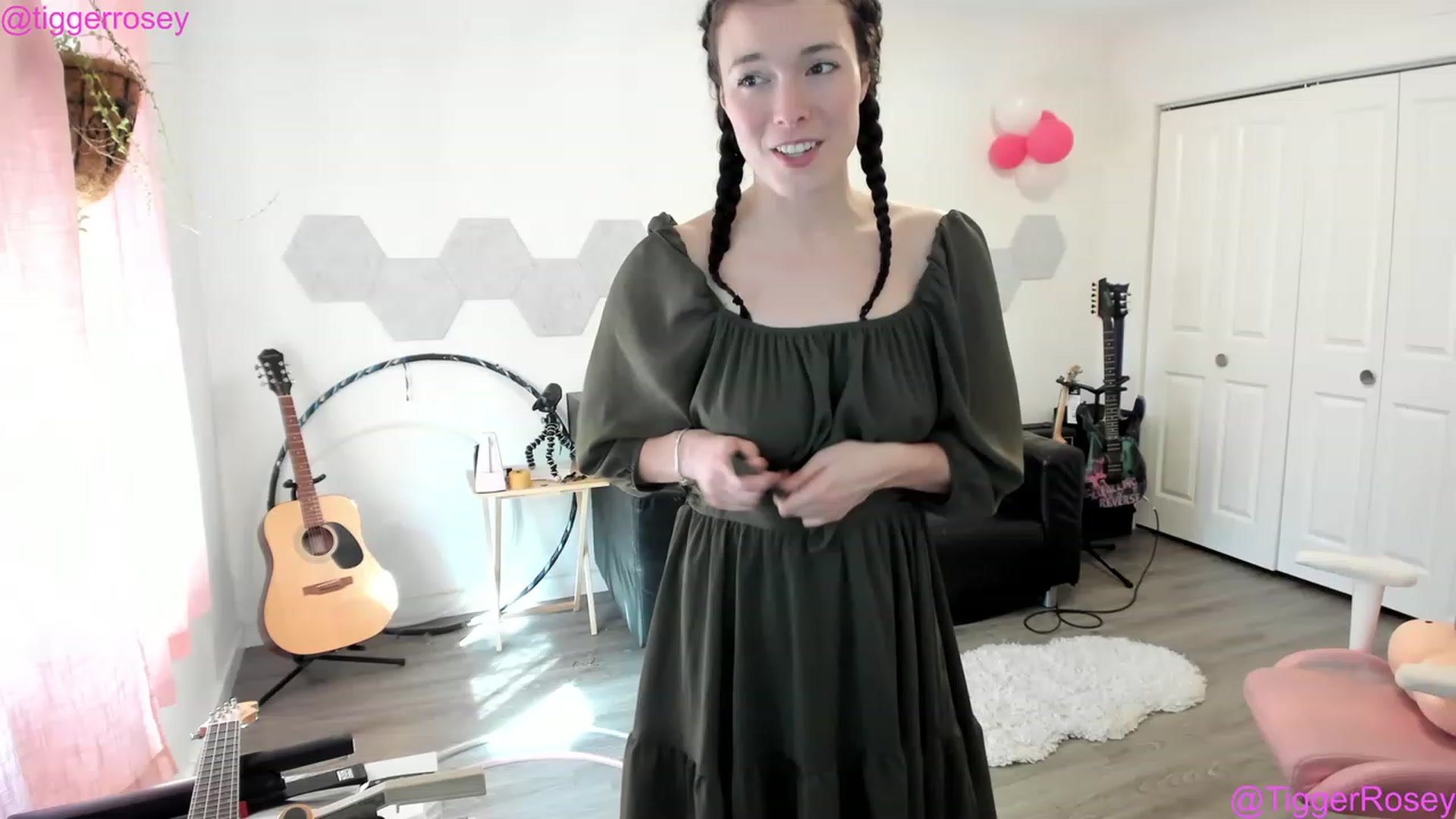 Gallery image thumbnail from TiggerRosey's myfreecams stream on, 05/18/2023, 24:11 image 1 of 20