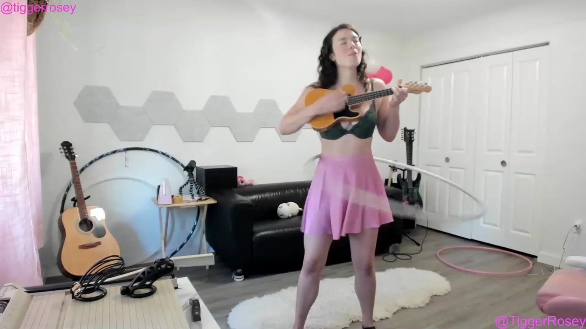 Gallery image thumbnail from TiggerRosey's myfreecams stream on, 05/18/2023, 21:51 image 13 of 20