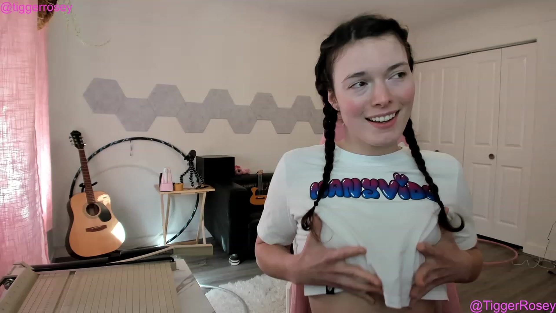 Gallery image thumbnail from TiggerRosey's myfreecams stream on, 05/18/2023, 23:51 image 8 of 20