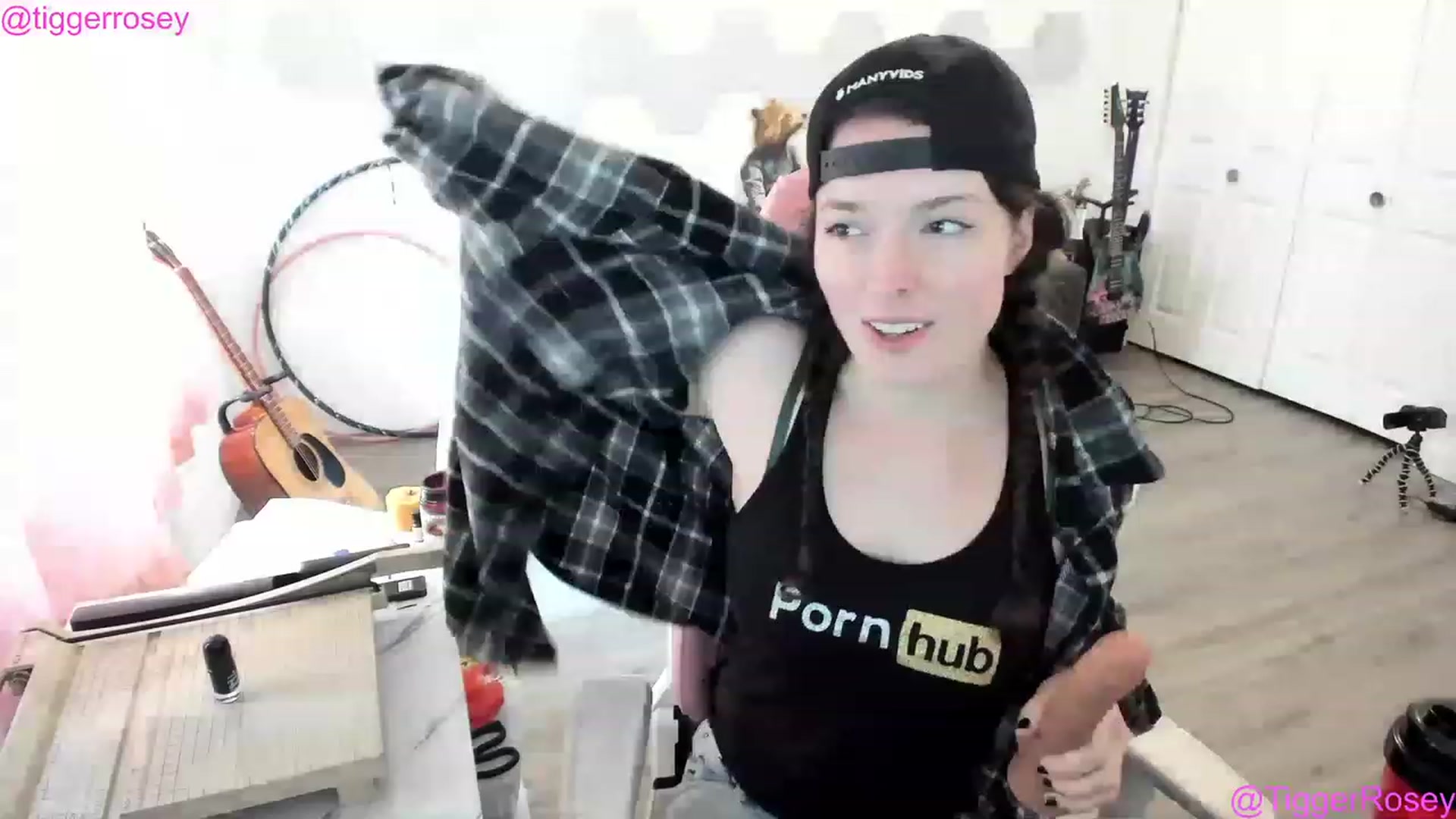 Gallery image thumbnail from TiggerRosey's myfreecams stream on, 05/31/2023, 24:28 image 18 of 20