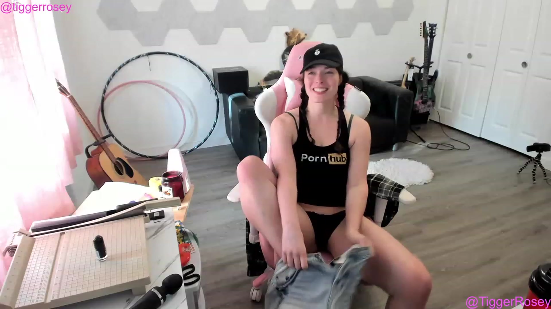 Gallery image thumbnail from TiggerRosey's myfreecams stream on, 05/31/2023, 01:27 image 16 of 20
