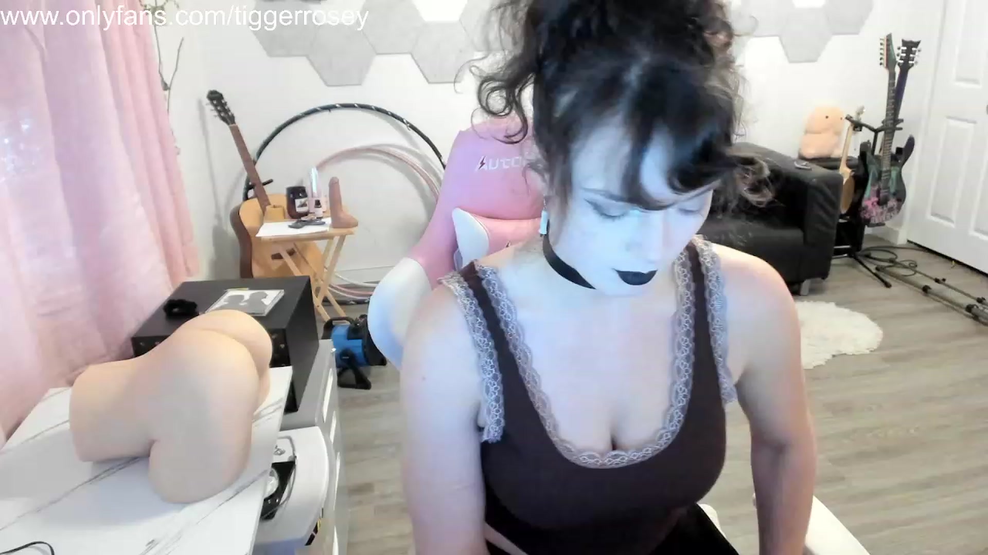 Gallery image thumbnail from TiggerRosey's myfreecams stream on, 10/24/2023, 23:18 image 15 of 20