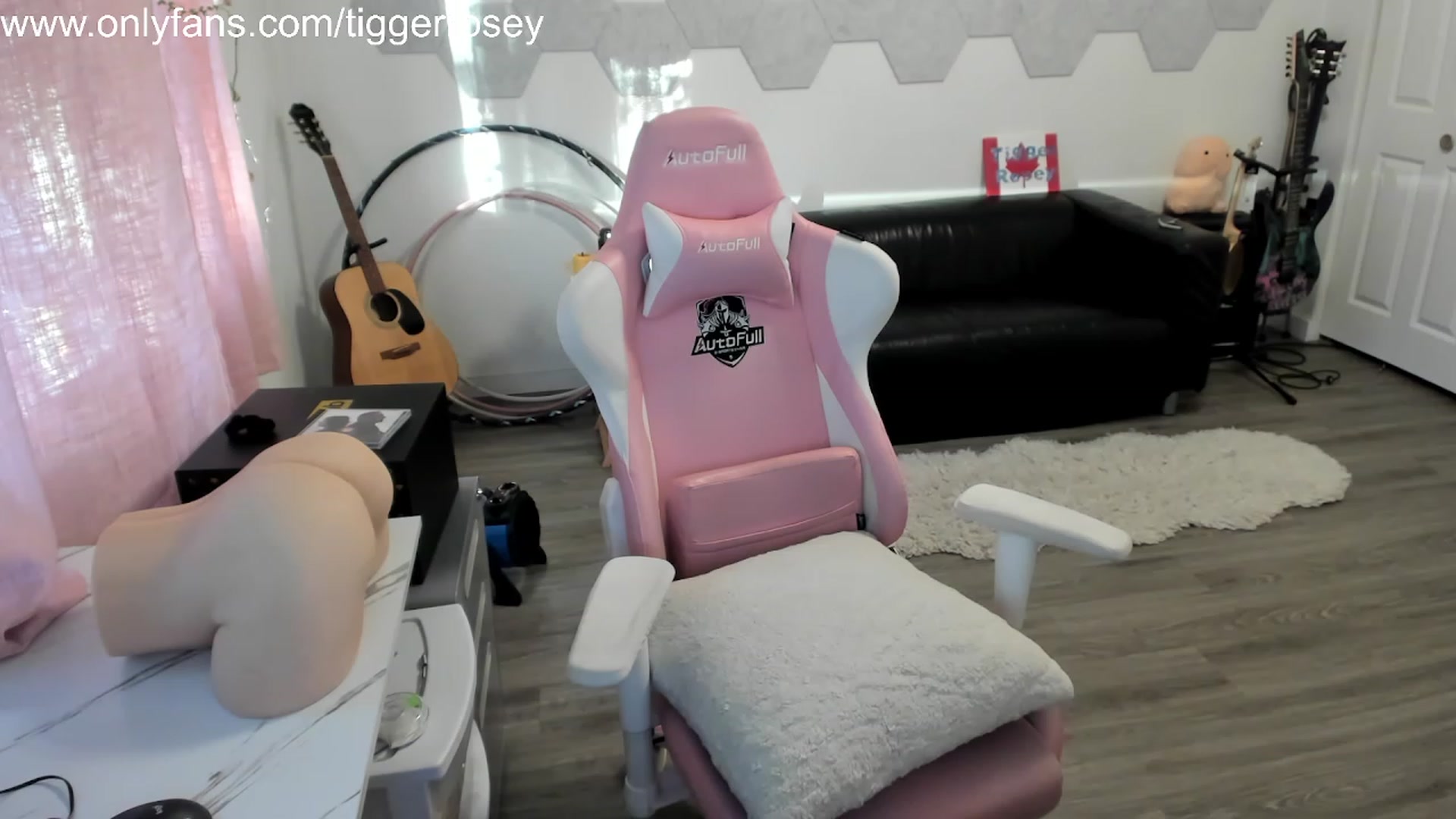 Gallery image thumbnail from TiggerRosey's myfreecams stream on, 10/29/2023, 01:26 image 4 of 20