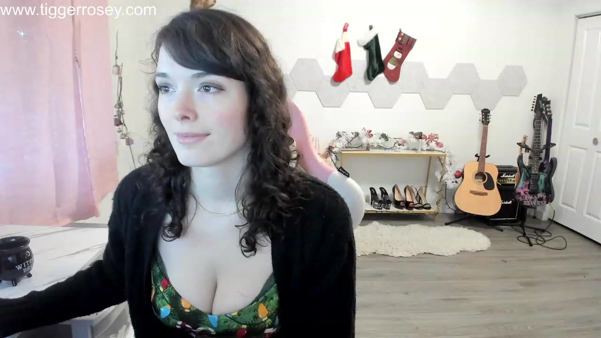 Gallery image thumbnail from TiggerRosey's myfreecams stream on, 12/18/2023, 24:27 image 1 of 20