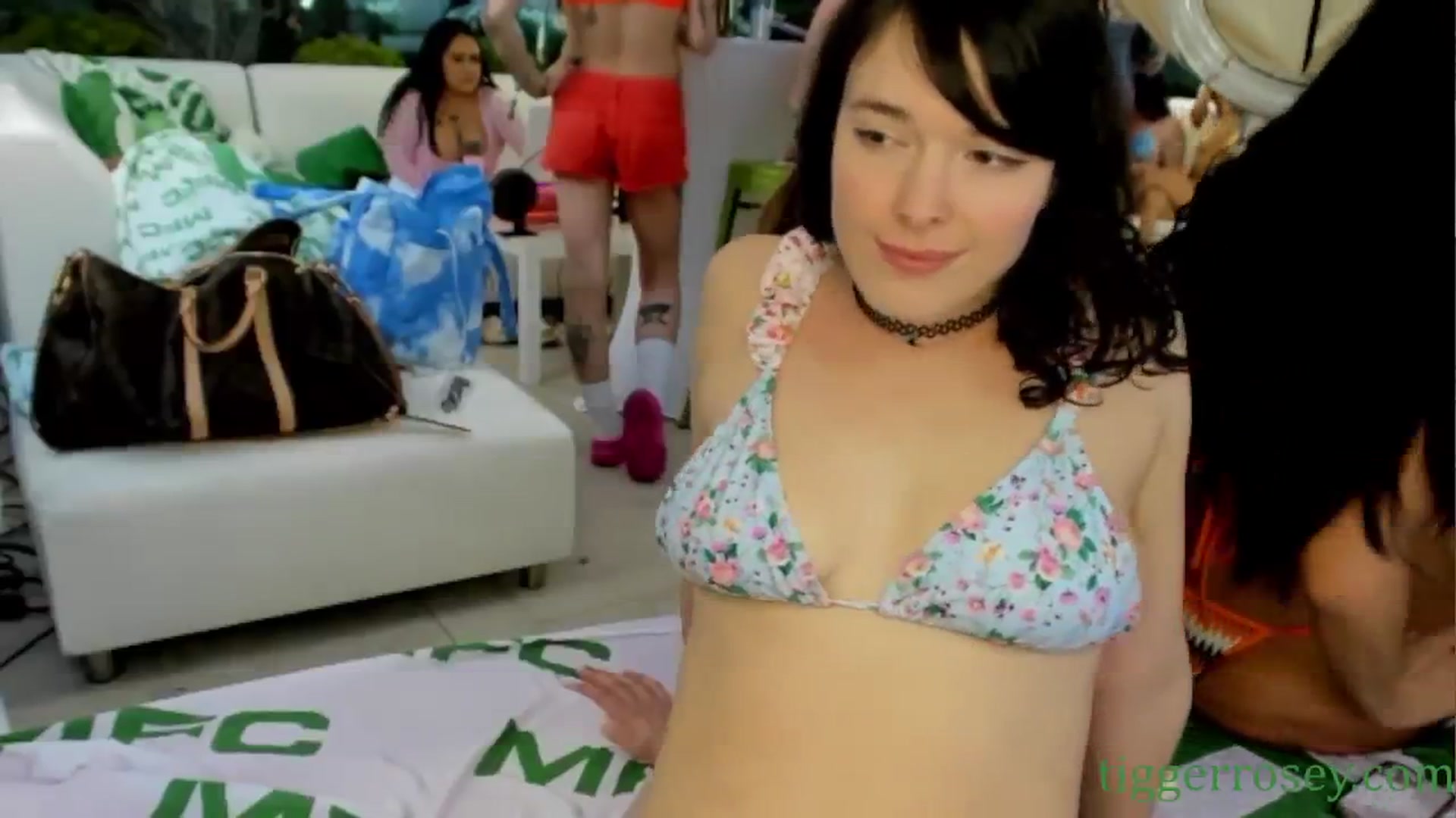 Gallery image thumbnail from TiggerRosey's myfreecams stream on, 05/21/2024, 02:52 image 15 of 20