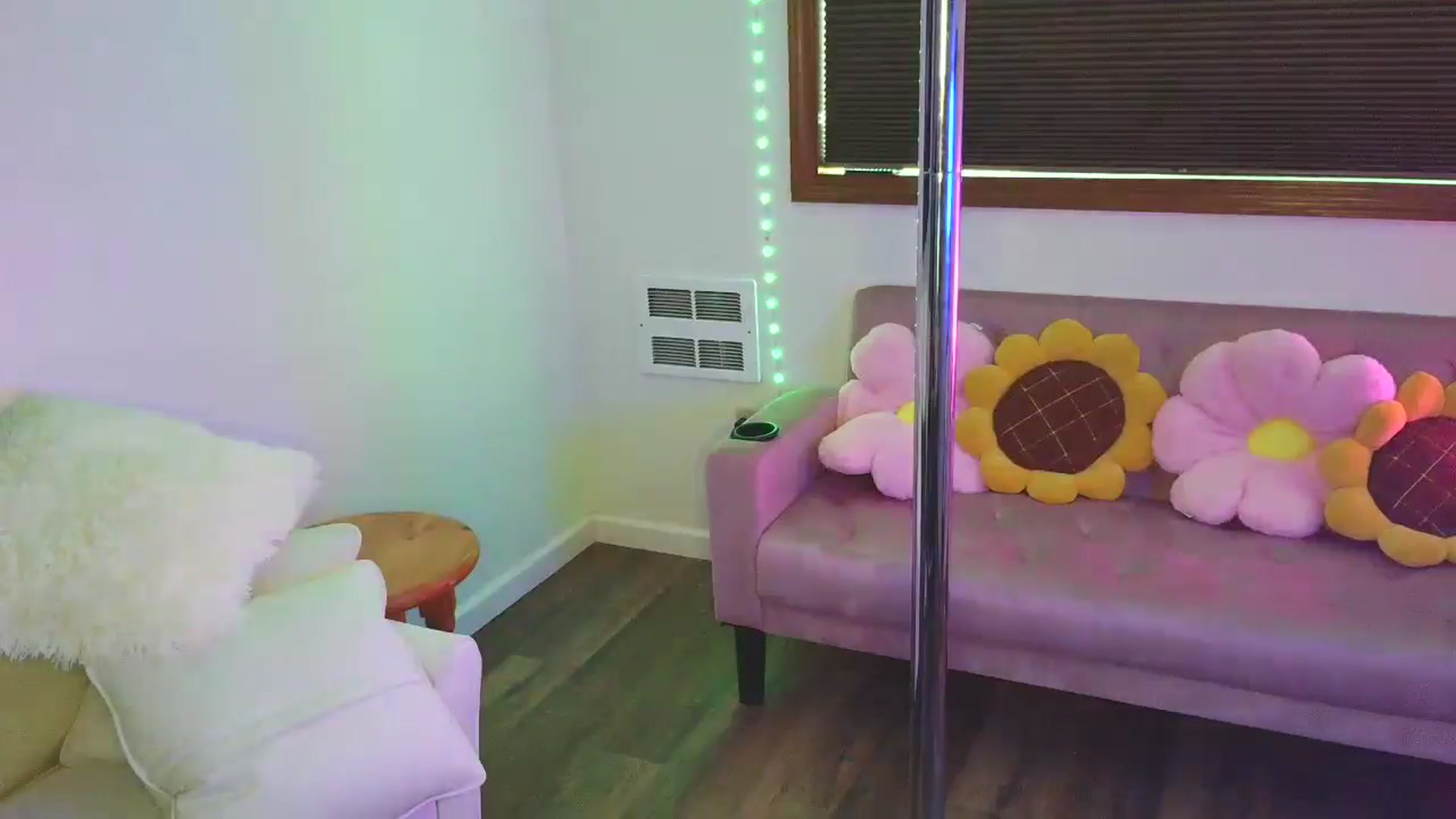 Gallery image thumbnail from TightGirl's myfreecams stream on, 03/20/2025, 19:38 image 13 of 20