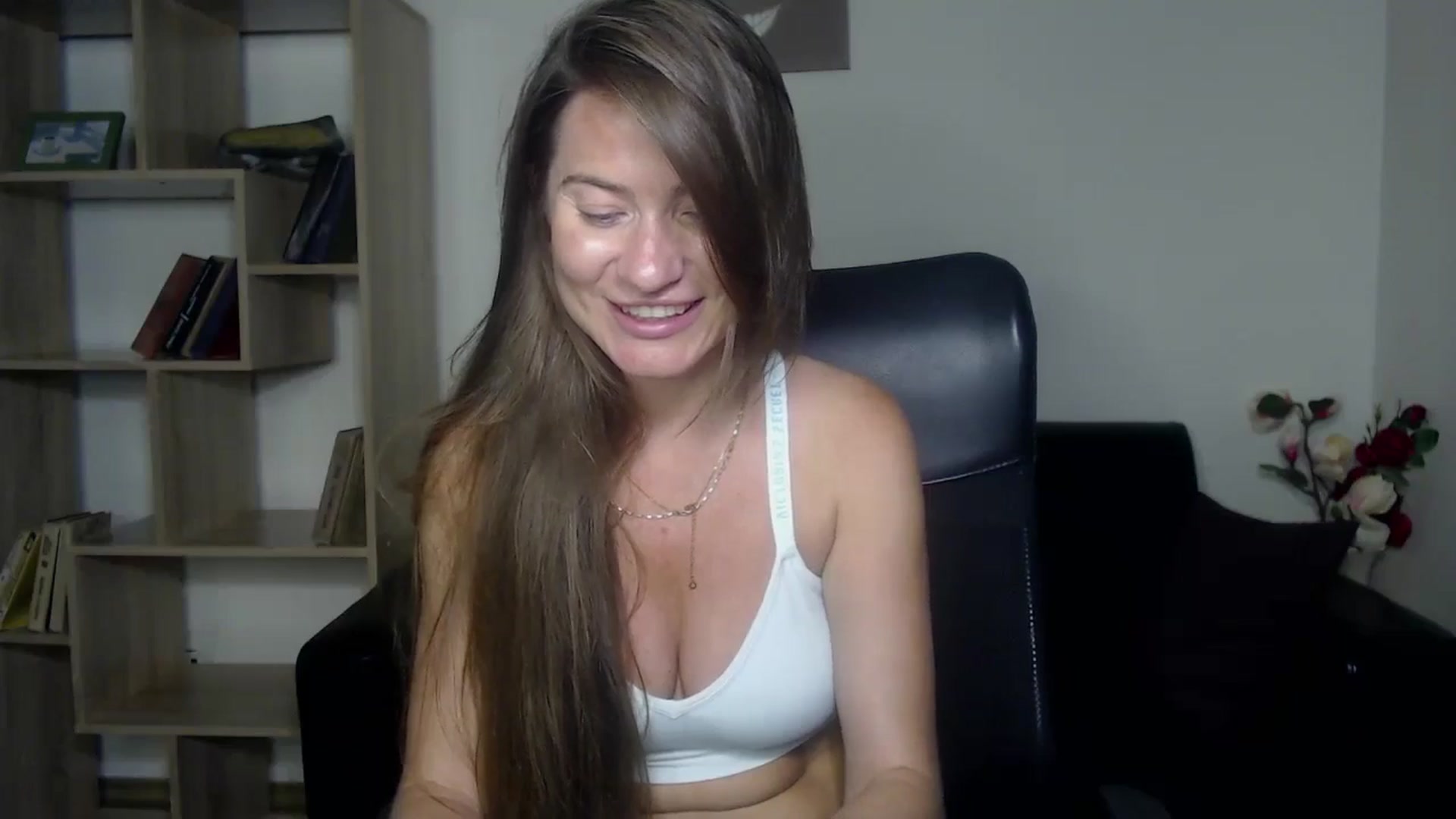Gallery image thumbnail from Tilly_Casti's myfreecams stream on, 06/29/2024, 16:35 image 9 of 20