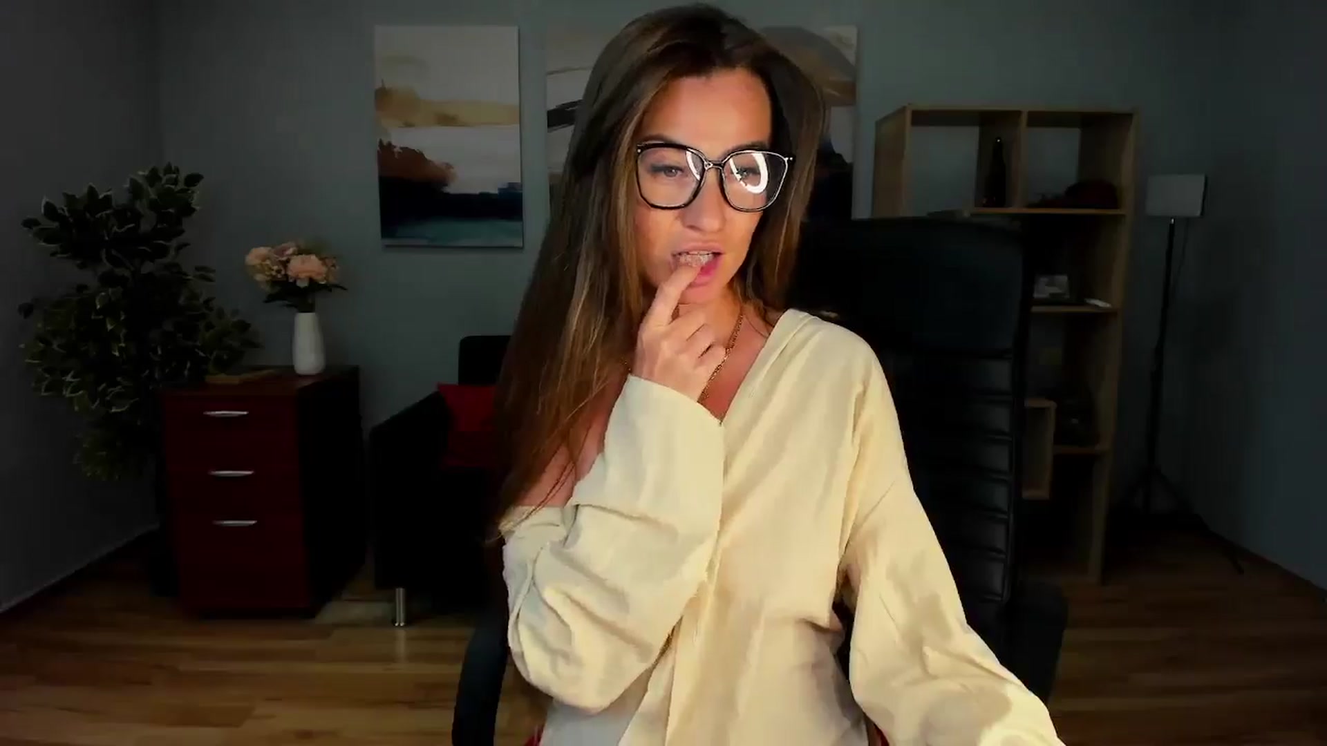 Gallery image thumbnail from Tilly_Casti's myfreecams stream on, 06/05/2025, 13:33 image 19 of 20
