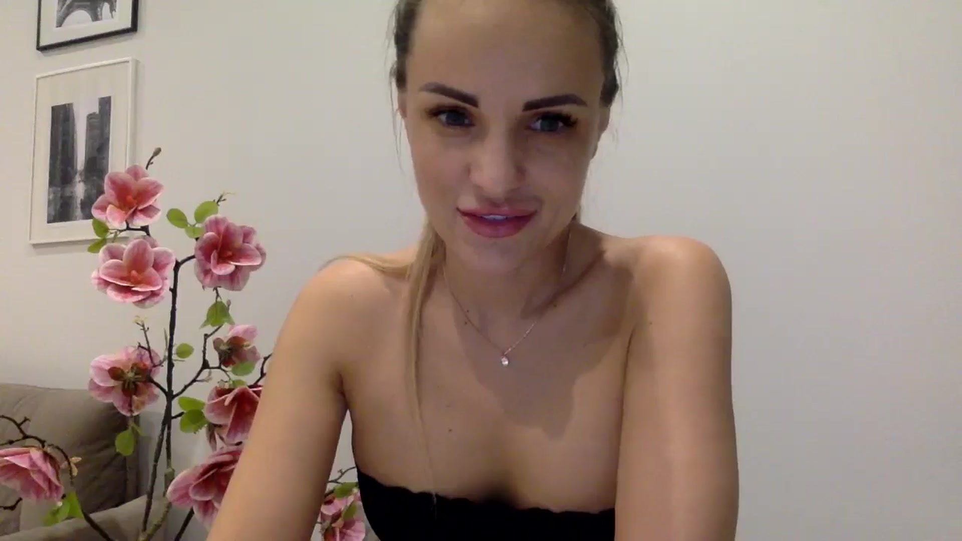 Gallery image thumbnail from Tina_Angel_'s myfreecams stream on, 03/21/2025, 21:21 image 3 of 20