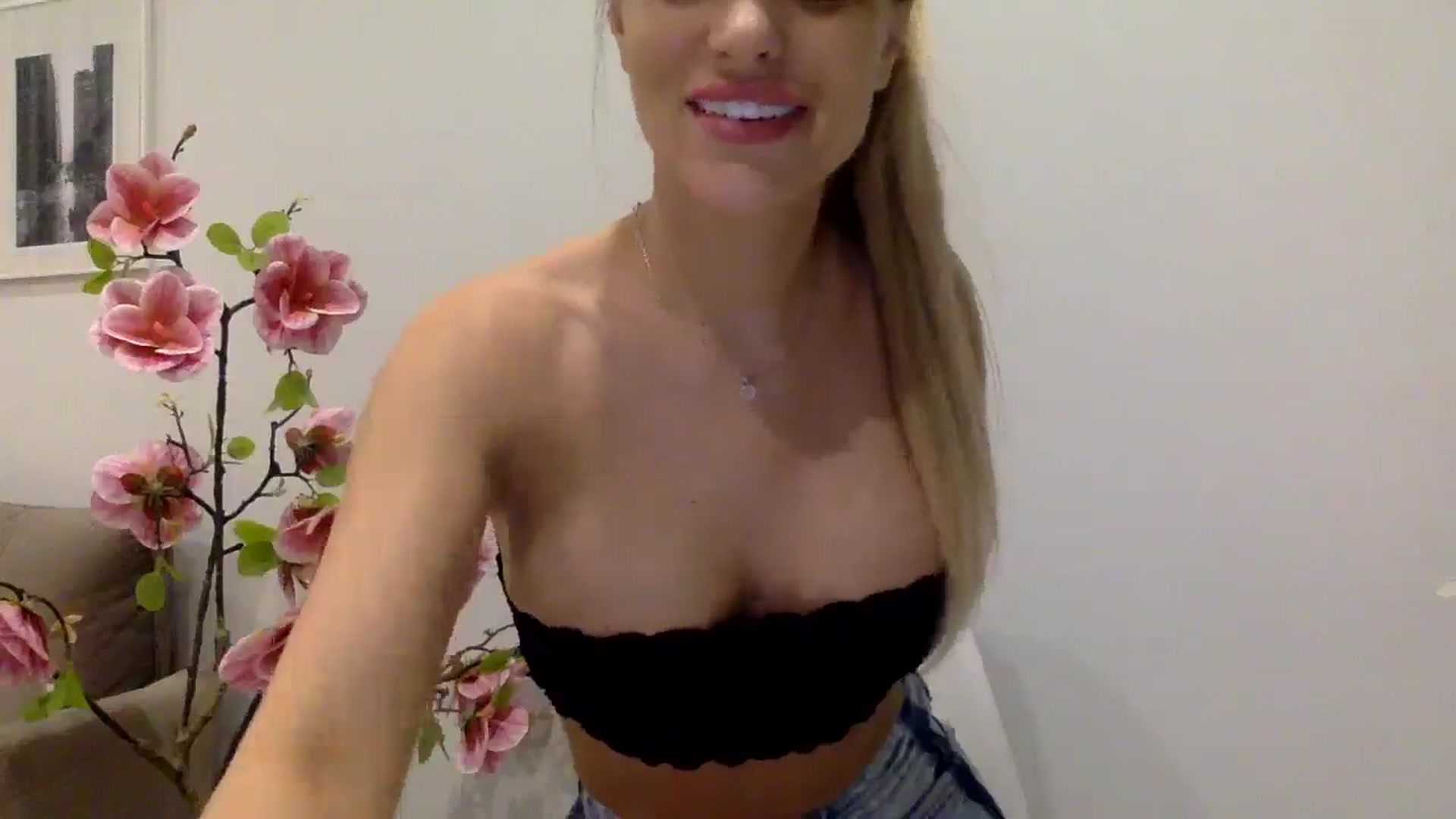 Gallery image thumbnail from Tina_Angel_'s myfreecams stream on, 03/21/2025, 23:03 image 9 of 20