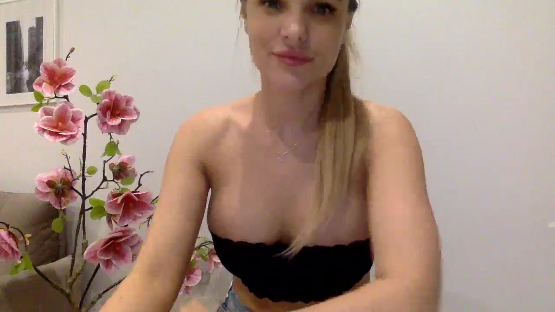 Gallery image thumbnail from Tina_Angel_'s myfreecams stream on, 03/21/2025, 23:03 image 14 of 20