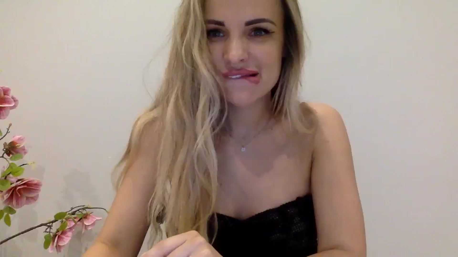 Gallery image thumbnail from Tina_Angel_'s myfreecams stream on, 03/24/2025, 24:11 image 1 of 20