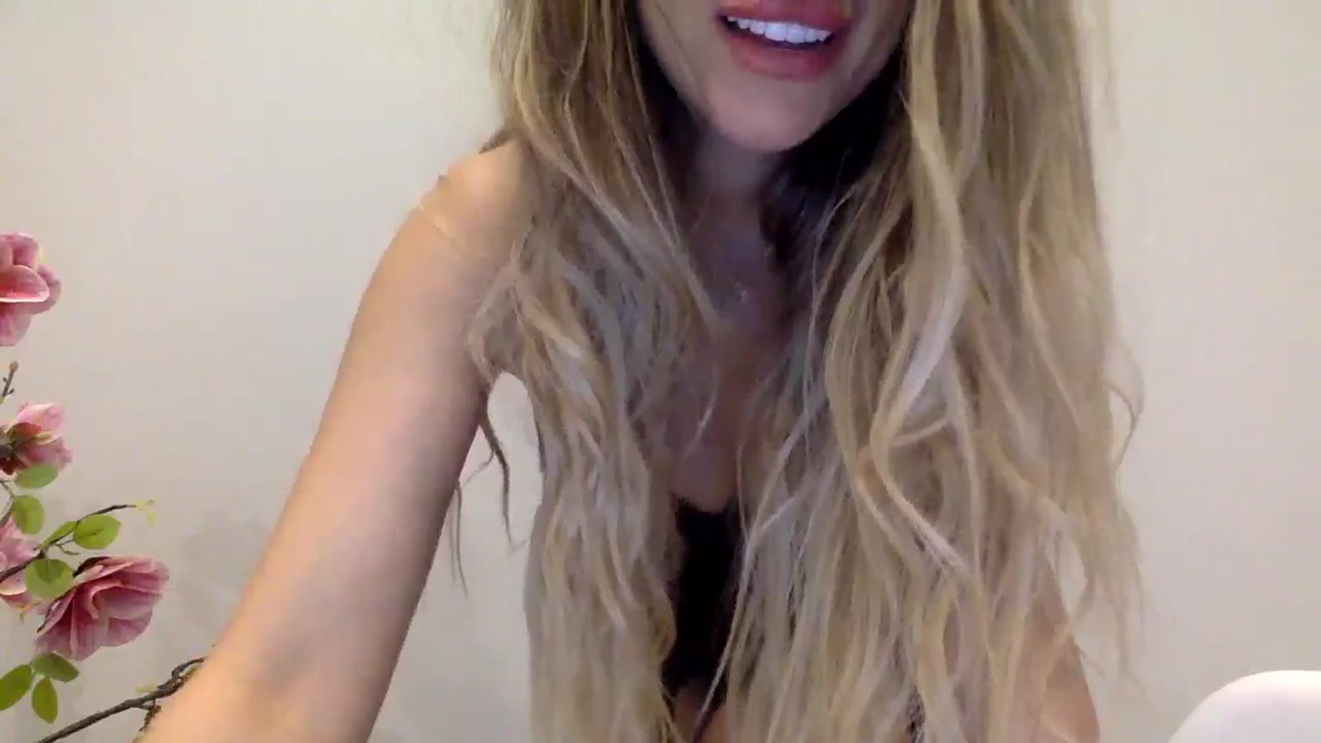 Gallery image thumbnail from Tina_Angel_'s myfreecams stream on, 03/24/2025, 22:22 image 7 of 20
