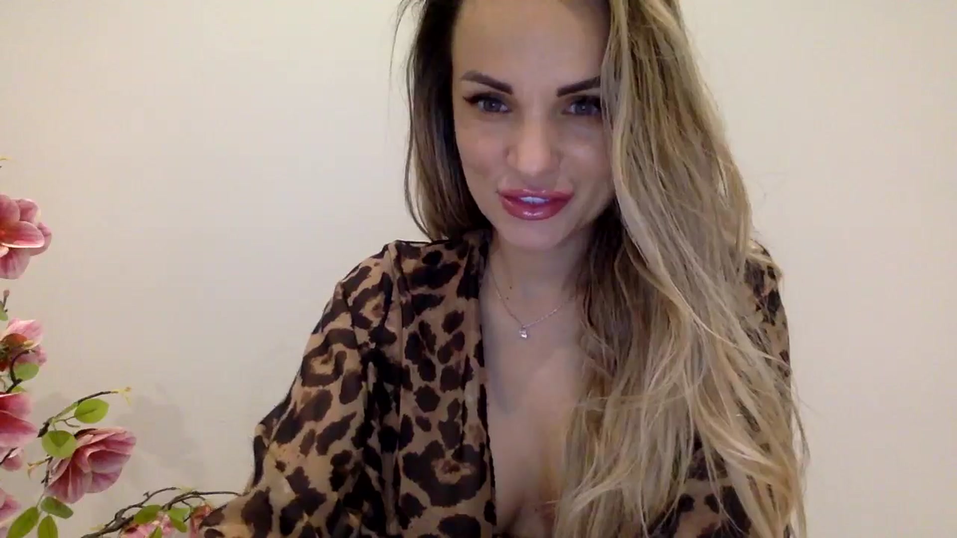 Gallery image thumbnail from Tina_Angel_'s myfreecams stream on, 03/25/2025, 23:22 image 3 of 20