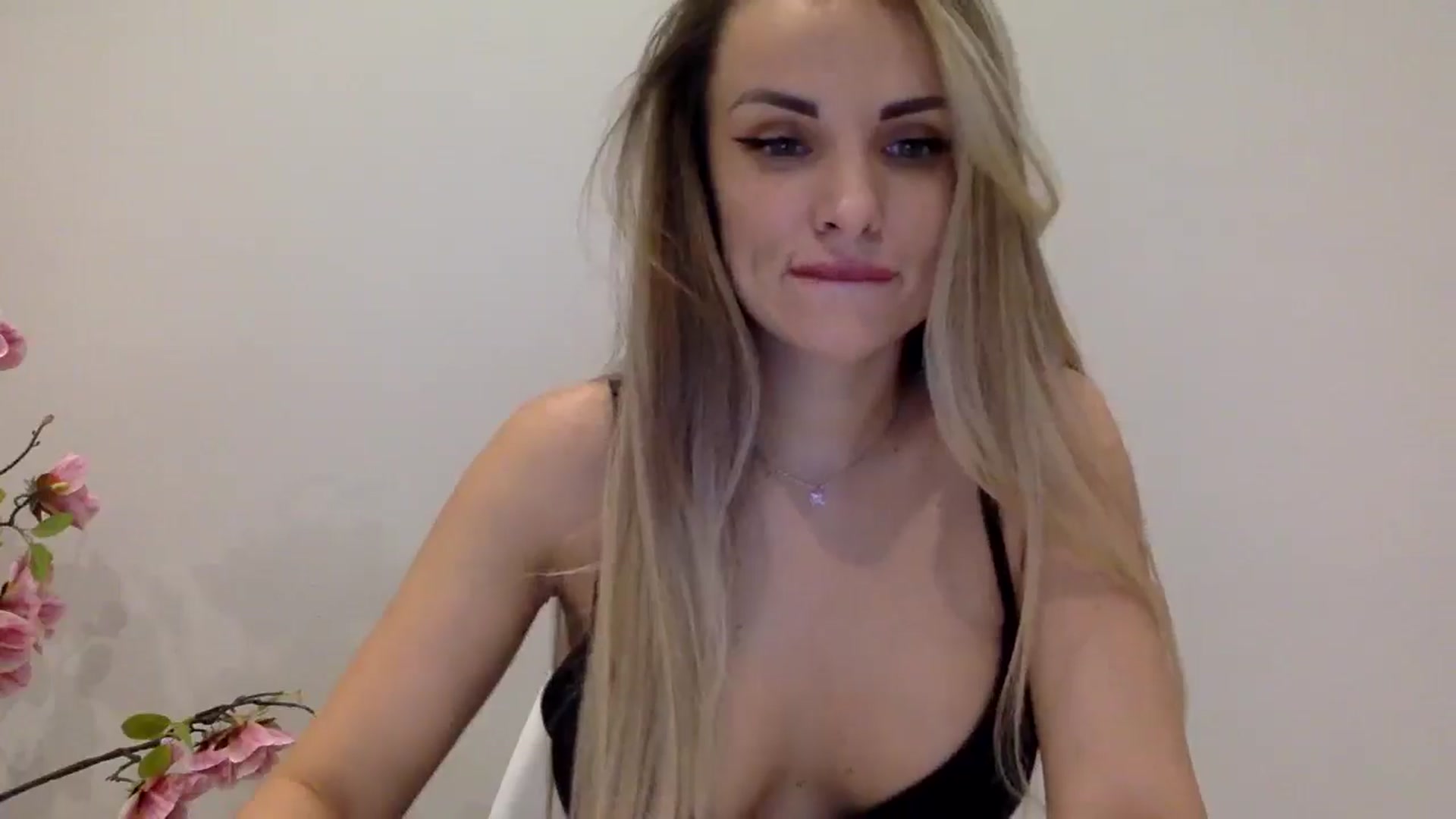 Gallery image thumbnail from Tina_Angel_'s myfreecams stream on, 03/26/2025, 22:03 image 13 of 20