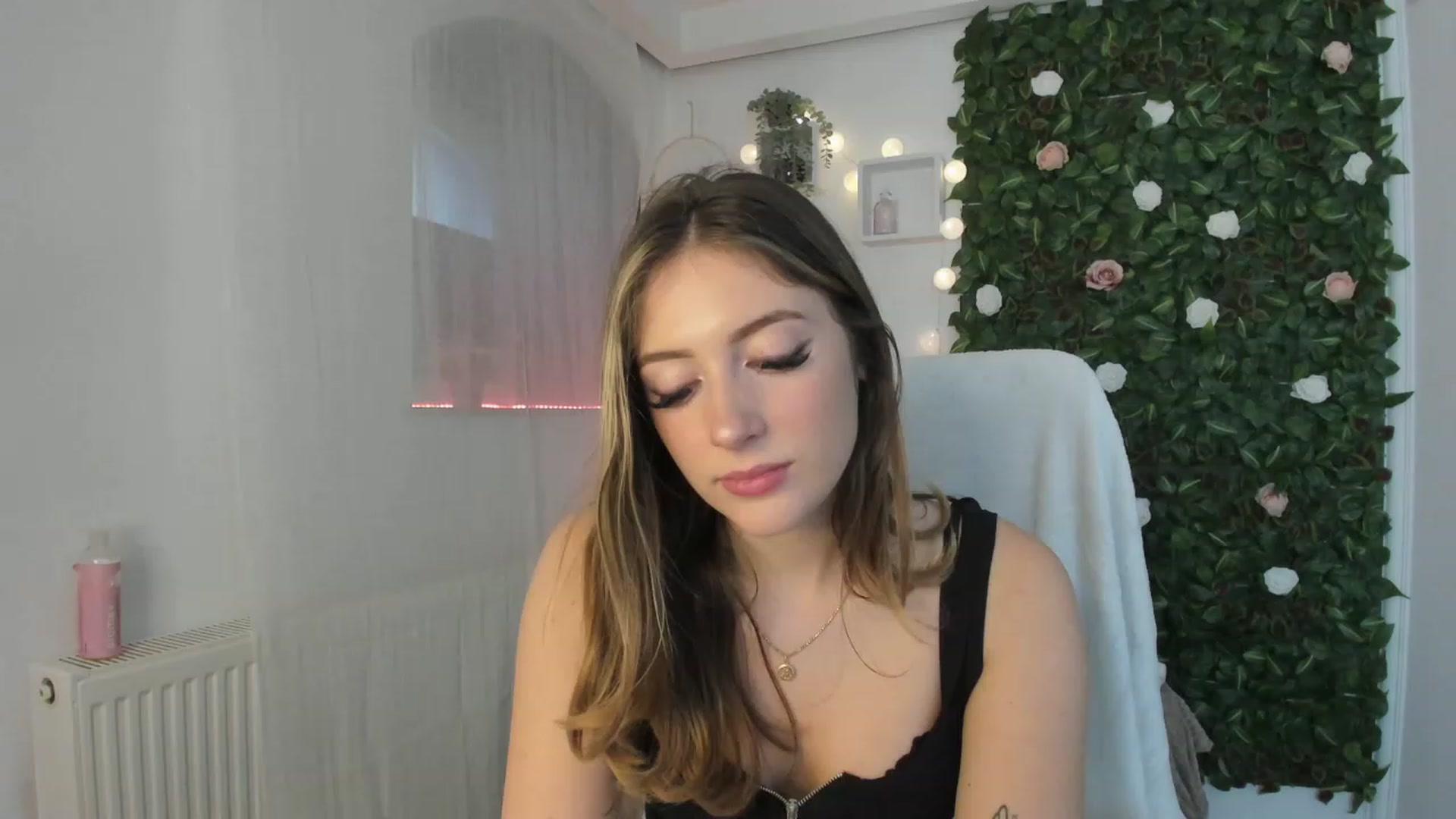 Gallery image thumbnail from Tina_Nappi18's myfreecams stream on, 06/07/2023, 14:25 image 11 of 20