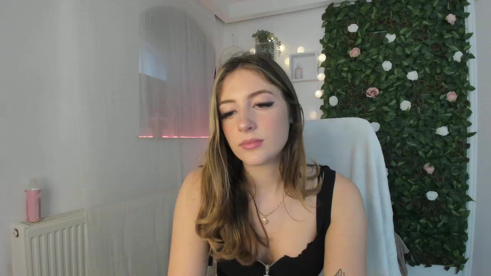 Gallery image thumbnail from Tina_Nappi18's myfreecams stream on, 06/07/2023, 14:25 image 12 of 20