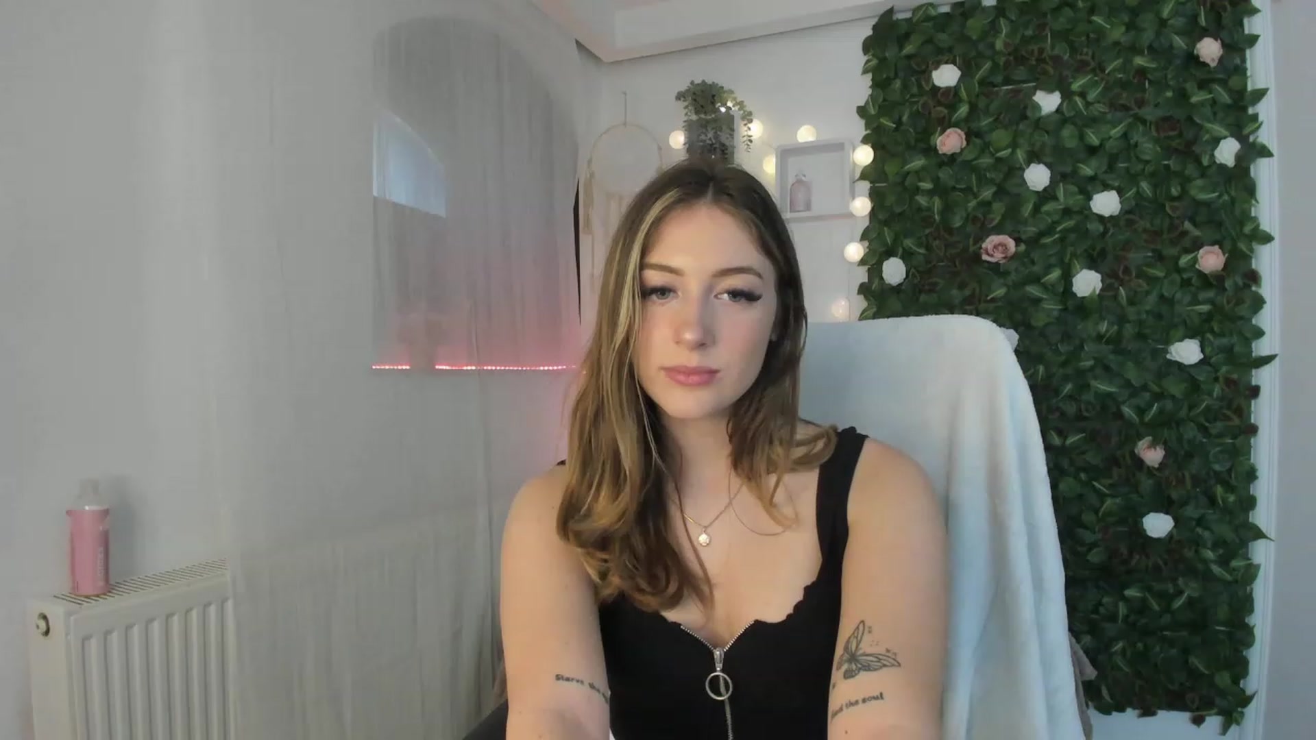 Gallery image thumbnail from Tina_Nappi18's myfreecams stream on, 06/07/2023, 14:25 image 7 of 20