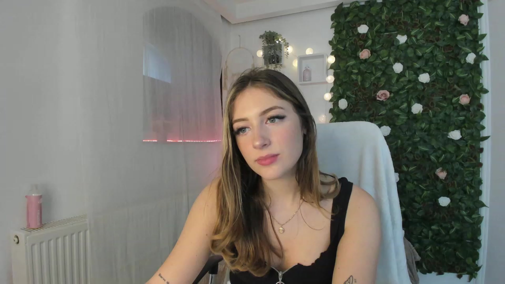 Gallery image thumbnail from Tina_Nappi18's myfreecams stream on, 06/07/2023, 14:25 image 8 of 20