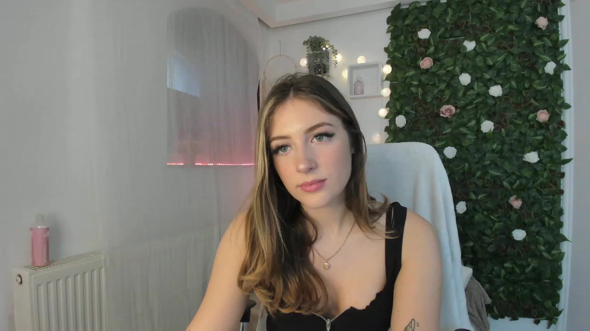 Gallery image thumbnail from Tina_Nappi18's myfreecams stream on, 06/07/2023, 14:25 image 2 of 20
