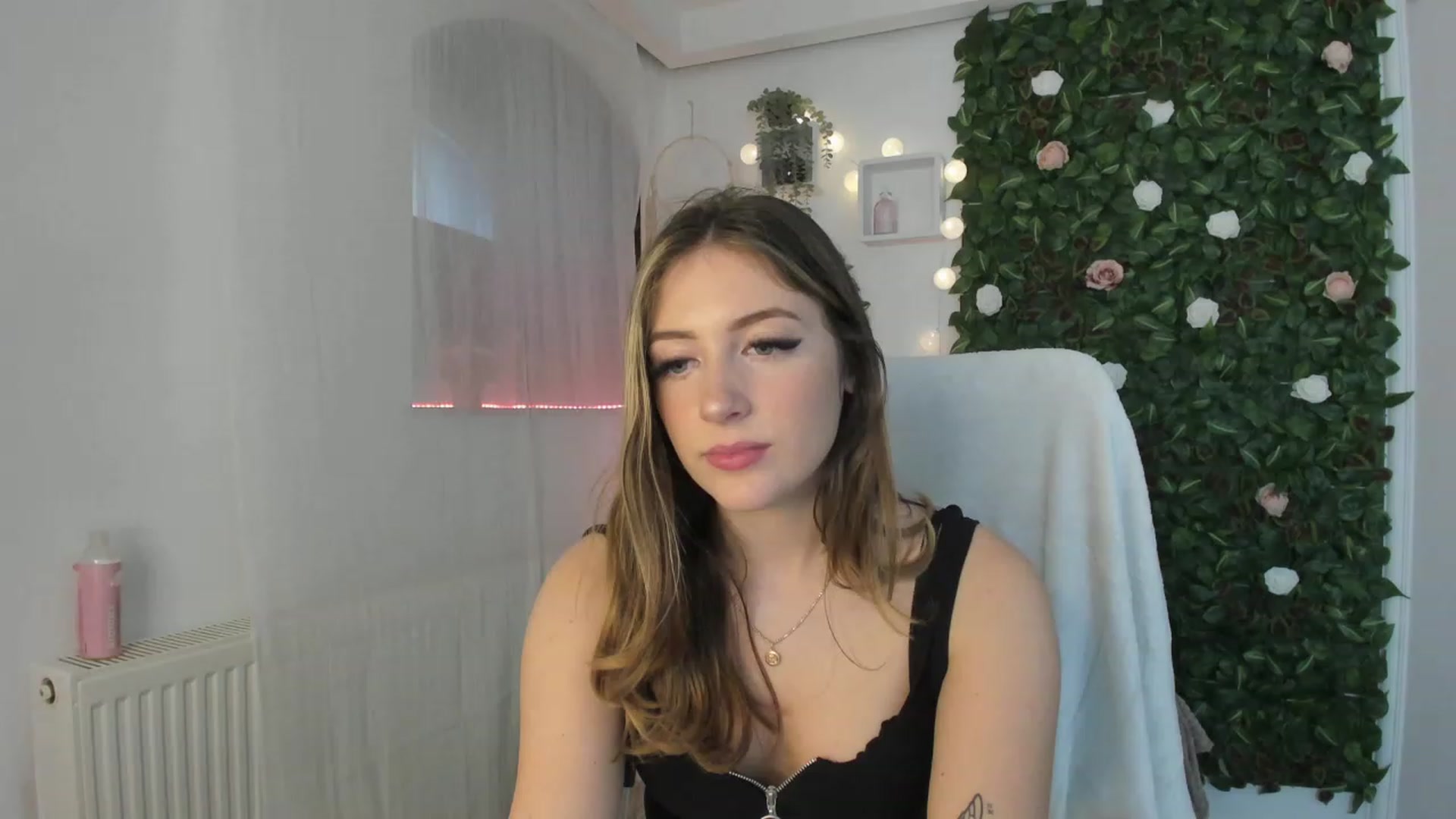 Gallery image thumbnail from Tina_Nappi18's myfreecams stream on, 06/07/2023, 14:25 image 9 of 20