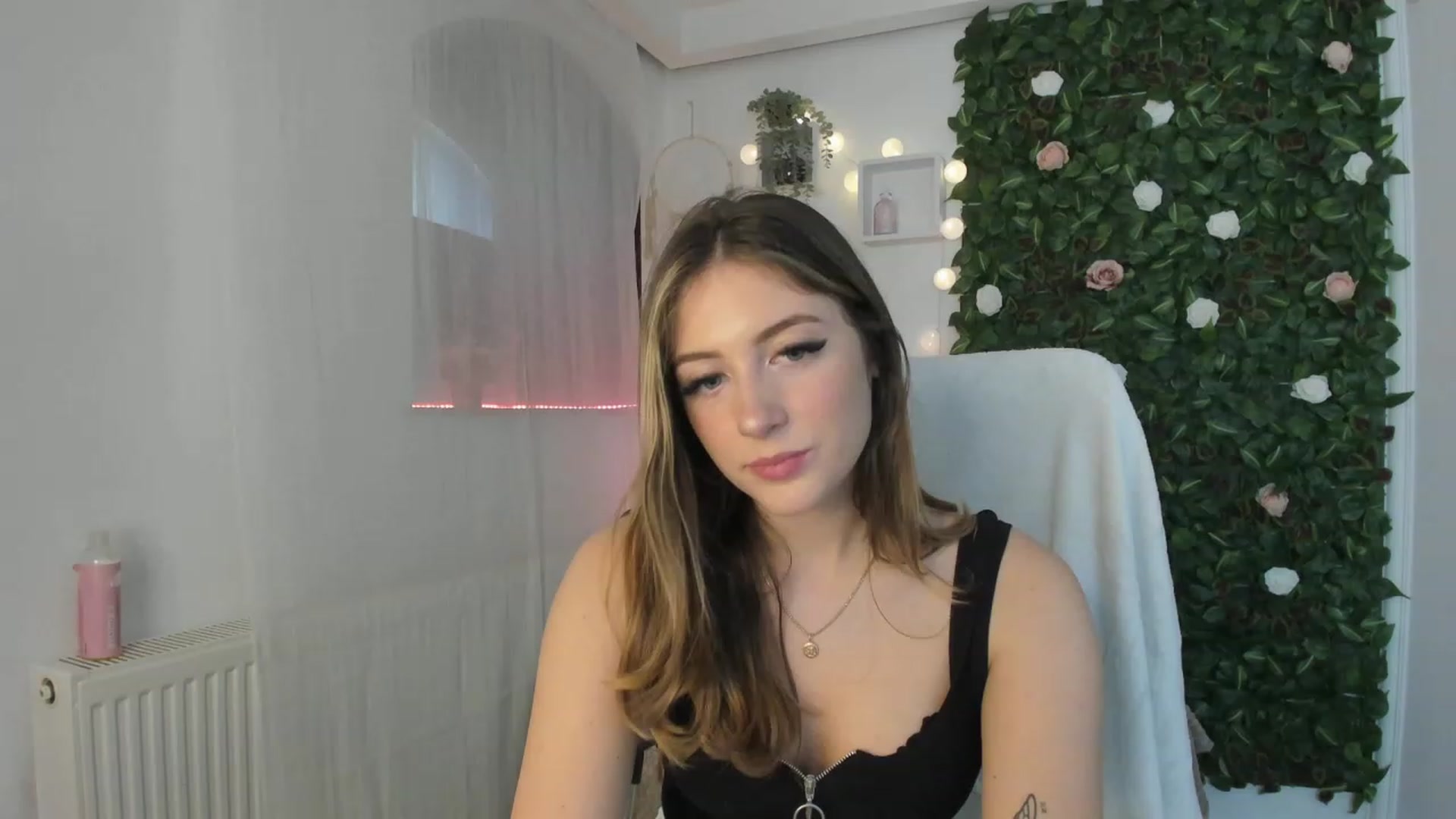 Gallery image thumbnail from Tina_Nappi18's myfreecams stream on, 06/07/2023, 14:25 image 5 of 20