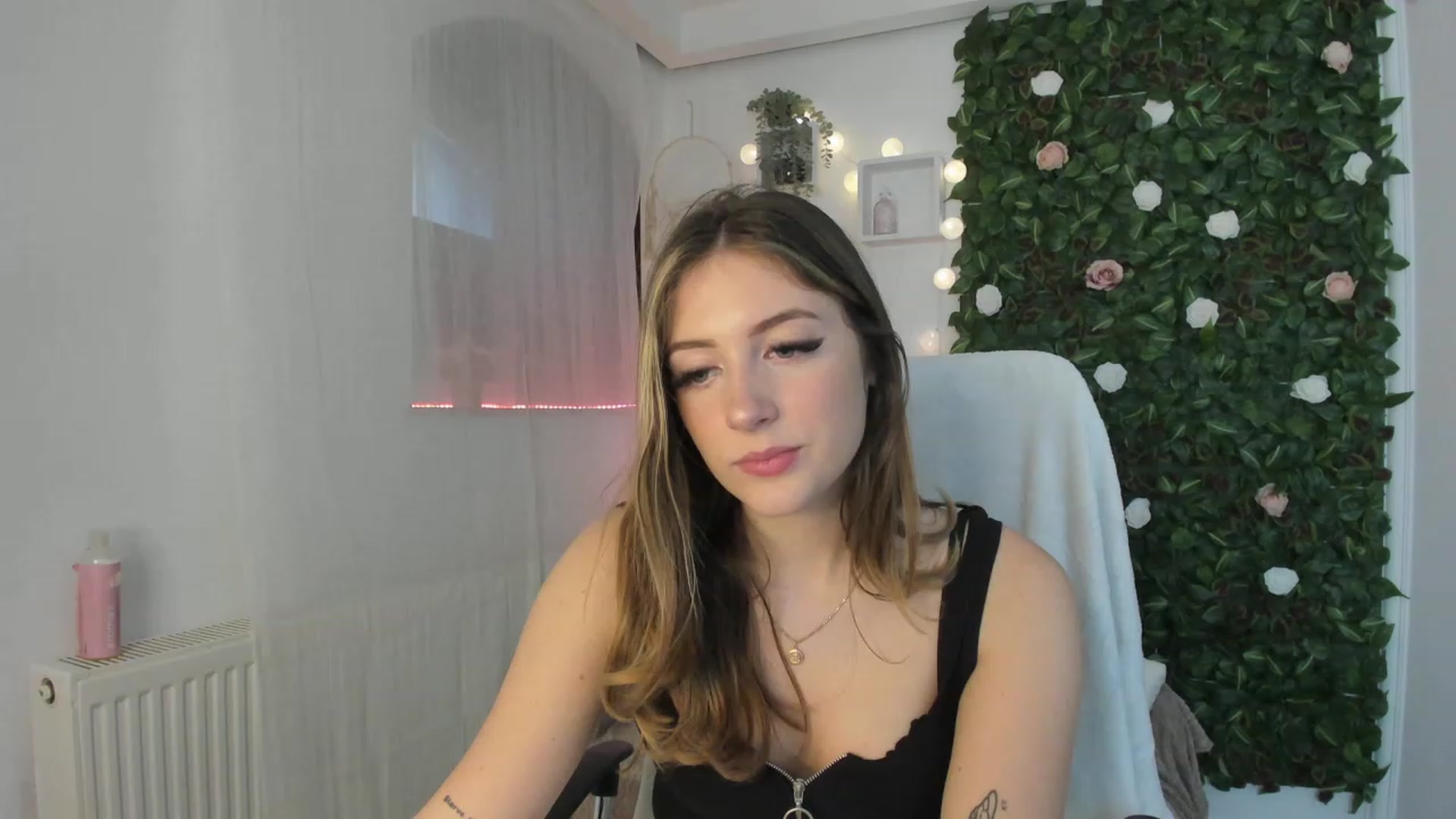 Gallery image thumbnail from Tina_Nappi18's myfreecams stream on, 06/07/2023, 14:25 image 15 of 20