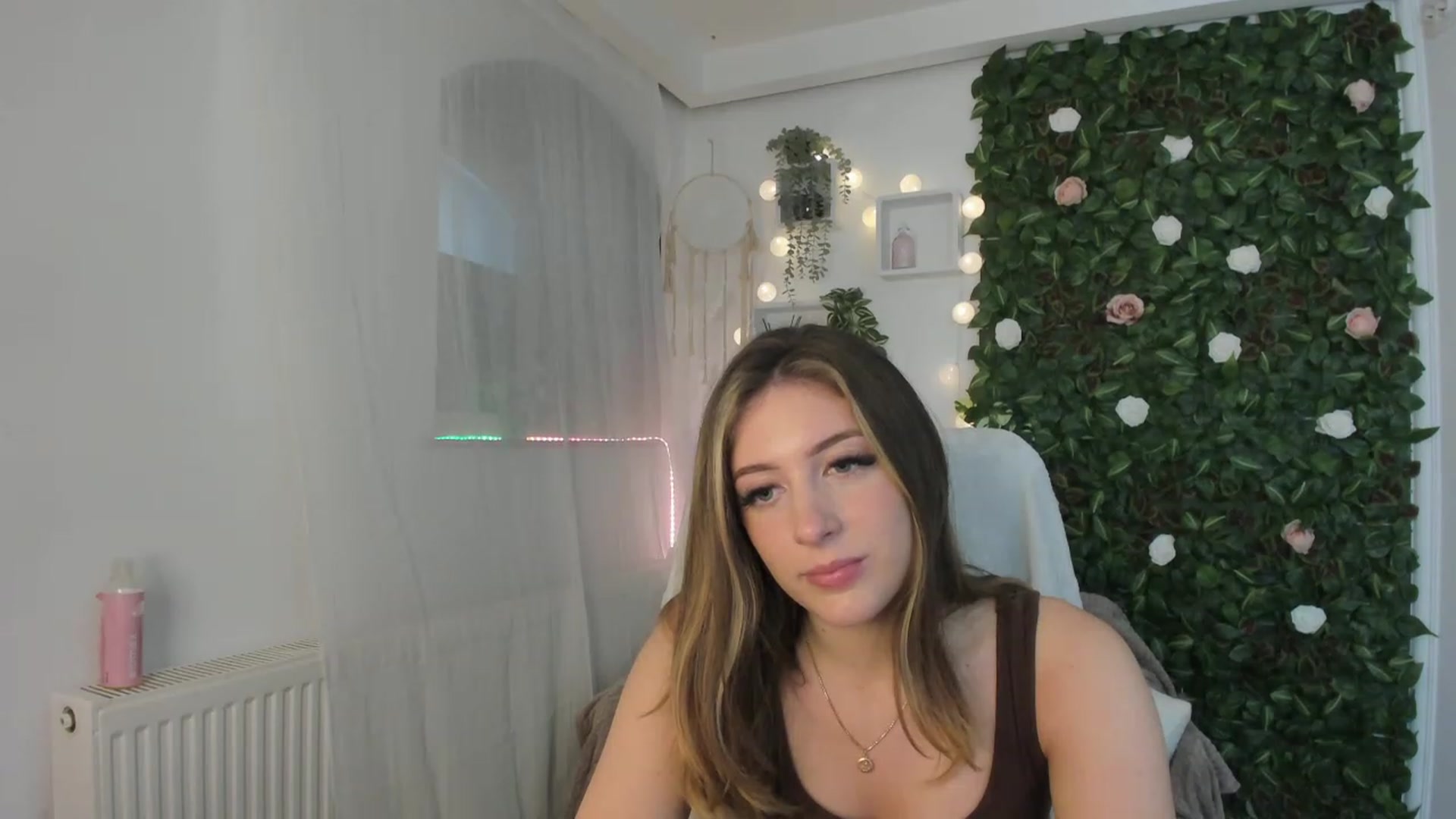 Gallery image thumbnail from Tina_Nappi18's myfreecams stream on, 06/08/2023, 16:00 image 17 of 20
