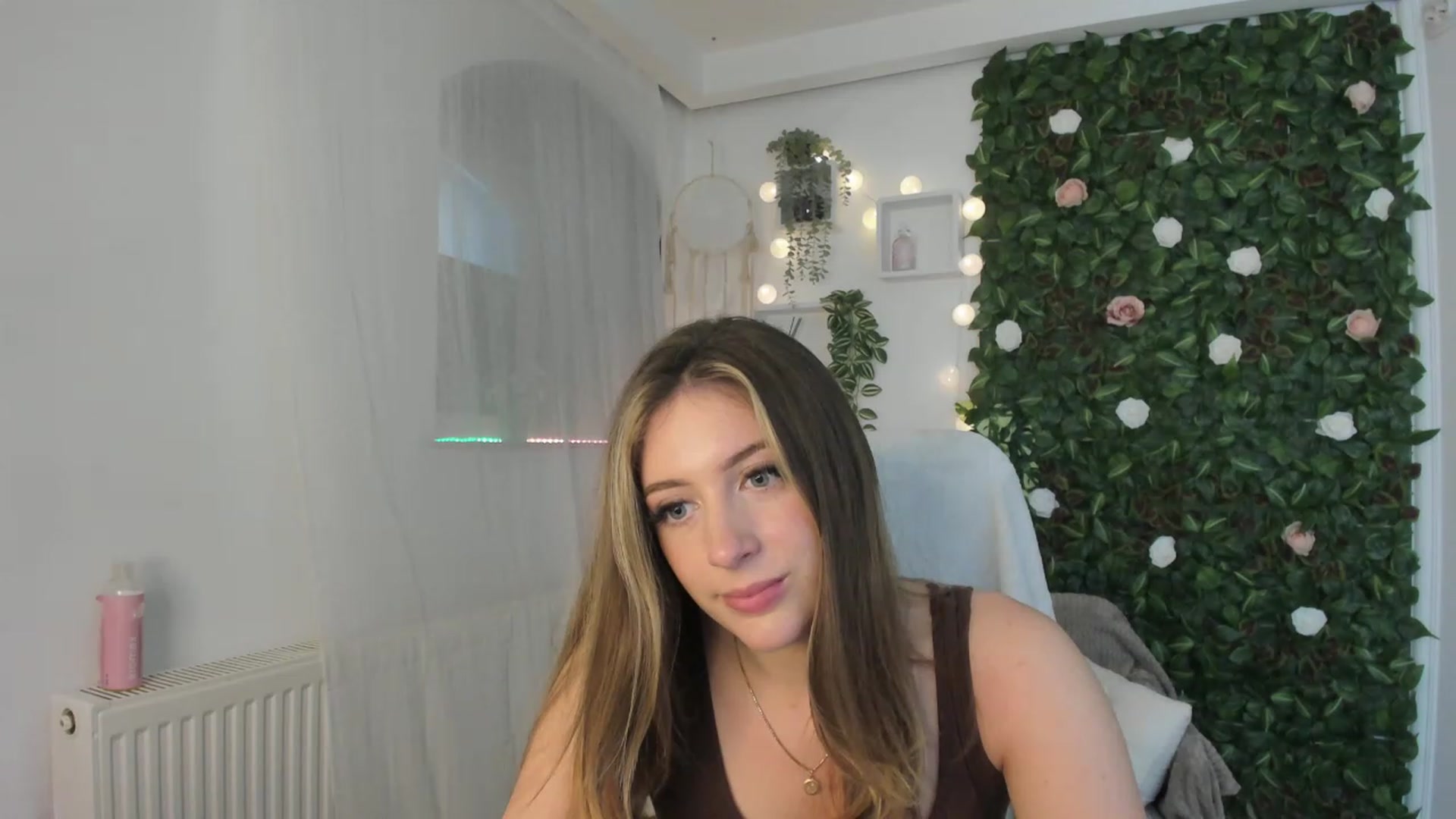 Gallery image thumbnail from Tina_Nappi18's myfreecams stream on, 06/08/2023, 16:00 image 11 of 20