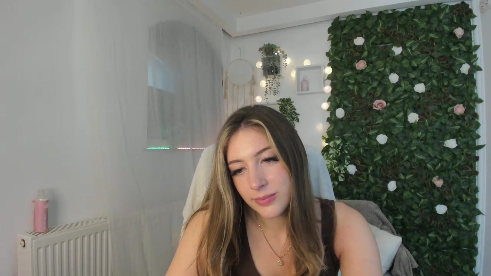 Gallery image thumbnail from Tina_Nappi18's myfreecams stream on, 06/08/2023, 16:00 image 10 of 20