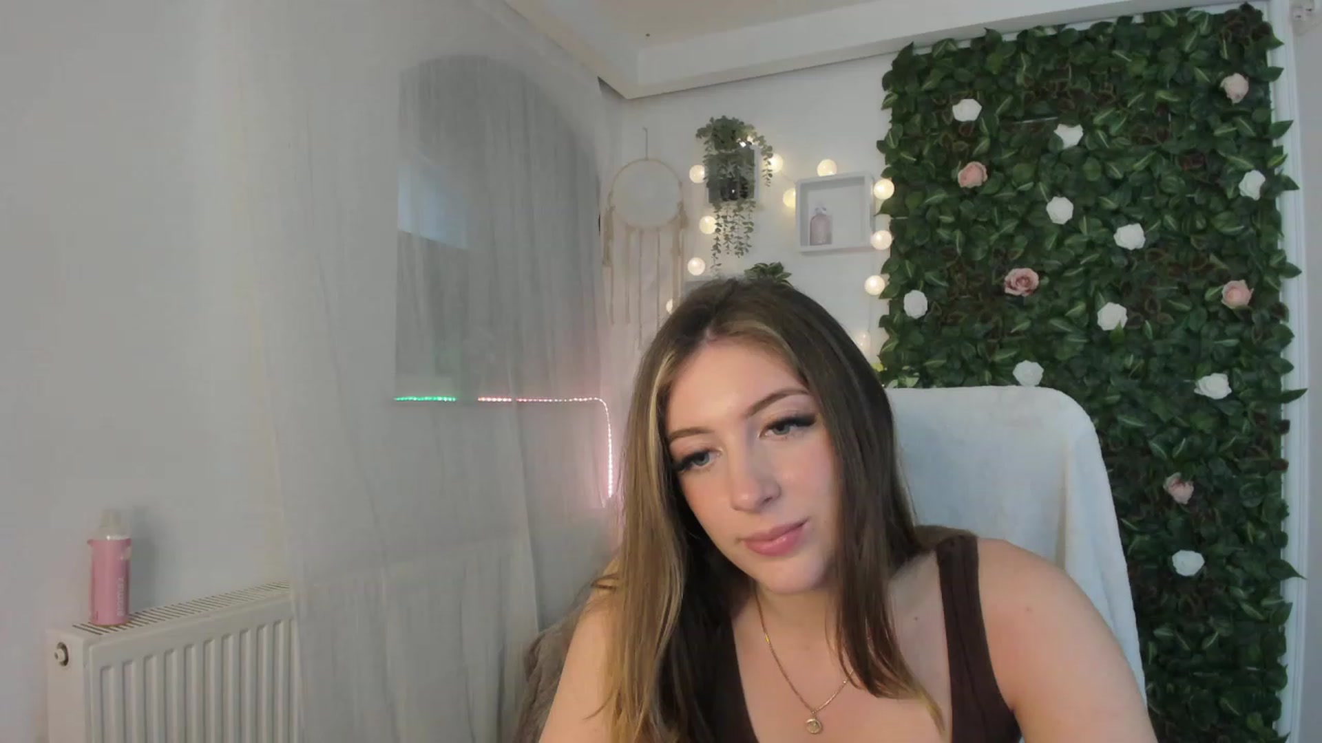 Gallery image thumbnail from Tina_Nappi18's myfreecams stream on, 06/08/2023, 16:37 image 17 of 20