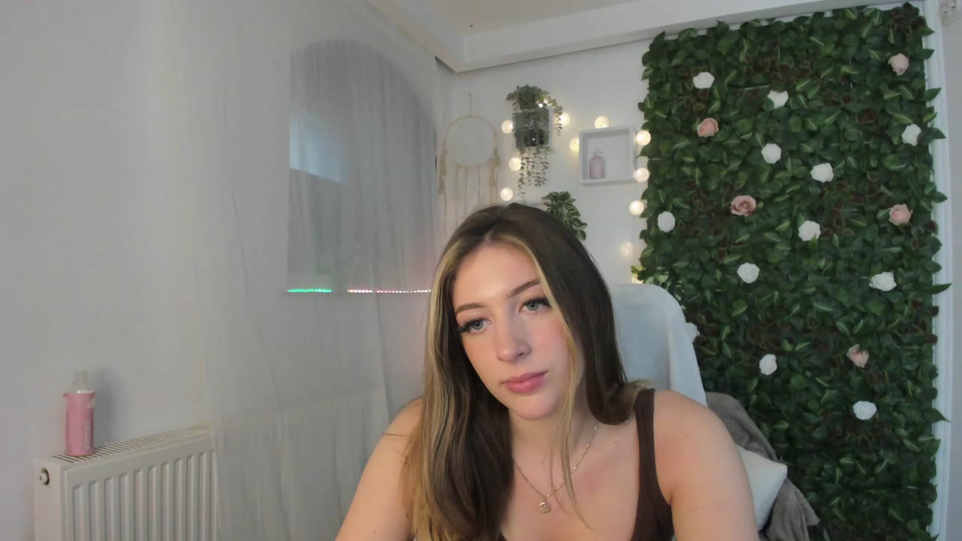 Gallery image thumbnail from Tina_Nappi18's myfreecams stream on, 06/08/2023, 16:37 image 1 of 20