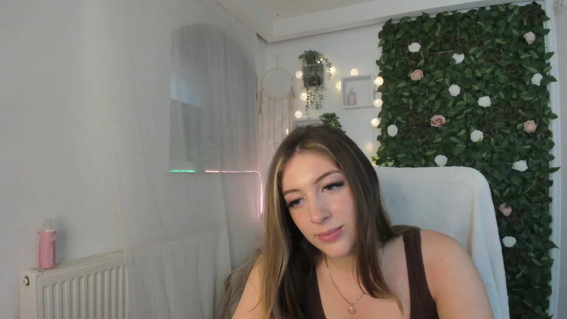 Gallery image thumbnail from Tina_Nappi18's myfreecams stream on, 06/08/2023, 16:37 image 16 of 20