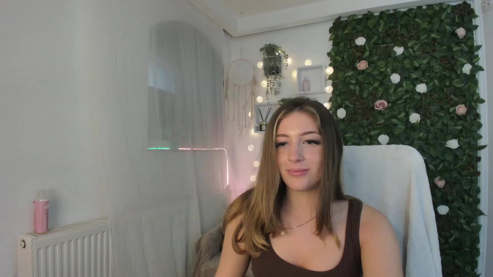 Gallery image thumbnail from Tina_Nappi18's myfreecams stream on, 06/08/2023, 16:37 image 18 of 20