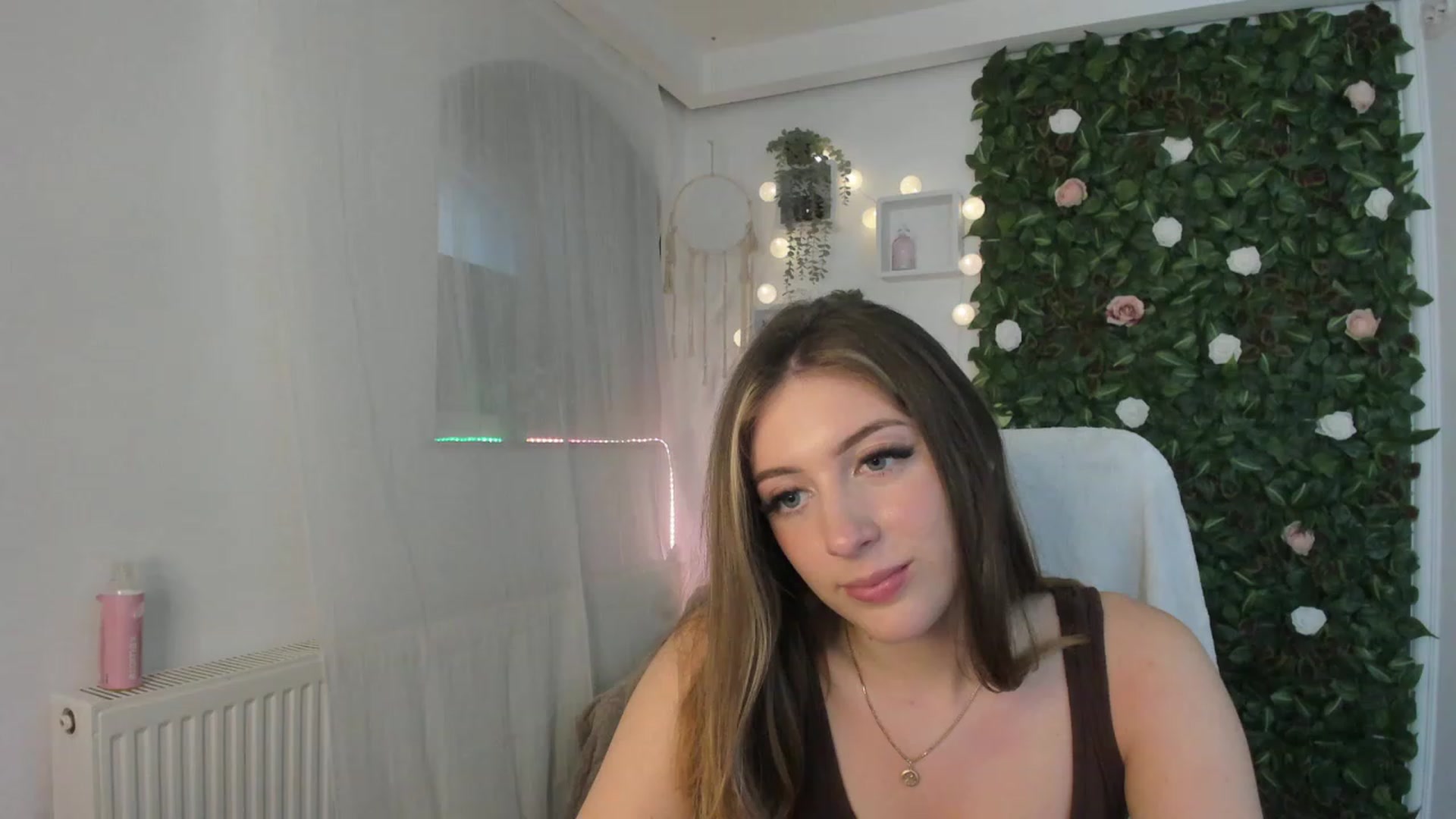 Gallery image thumbnail from Tina_Nappi18's myfreecams stream on, 06/08/2023, 16:37 image 13 of 20