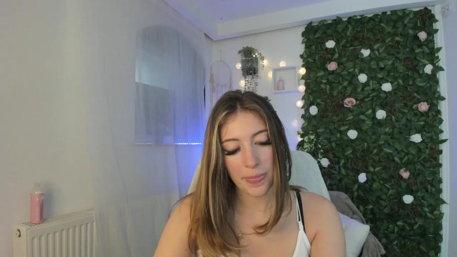 Gallery image thumbnail from Tina_Nappi18's myfreecams stream on, 06/09/2023, 14:18 image 7 of 20