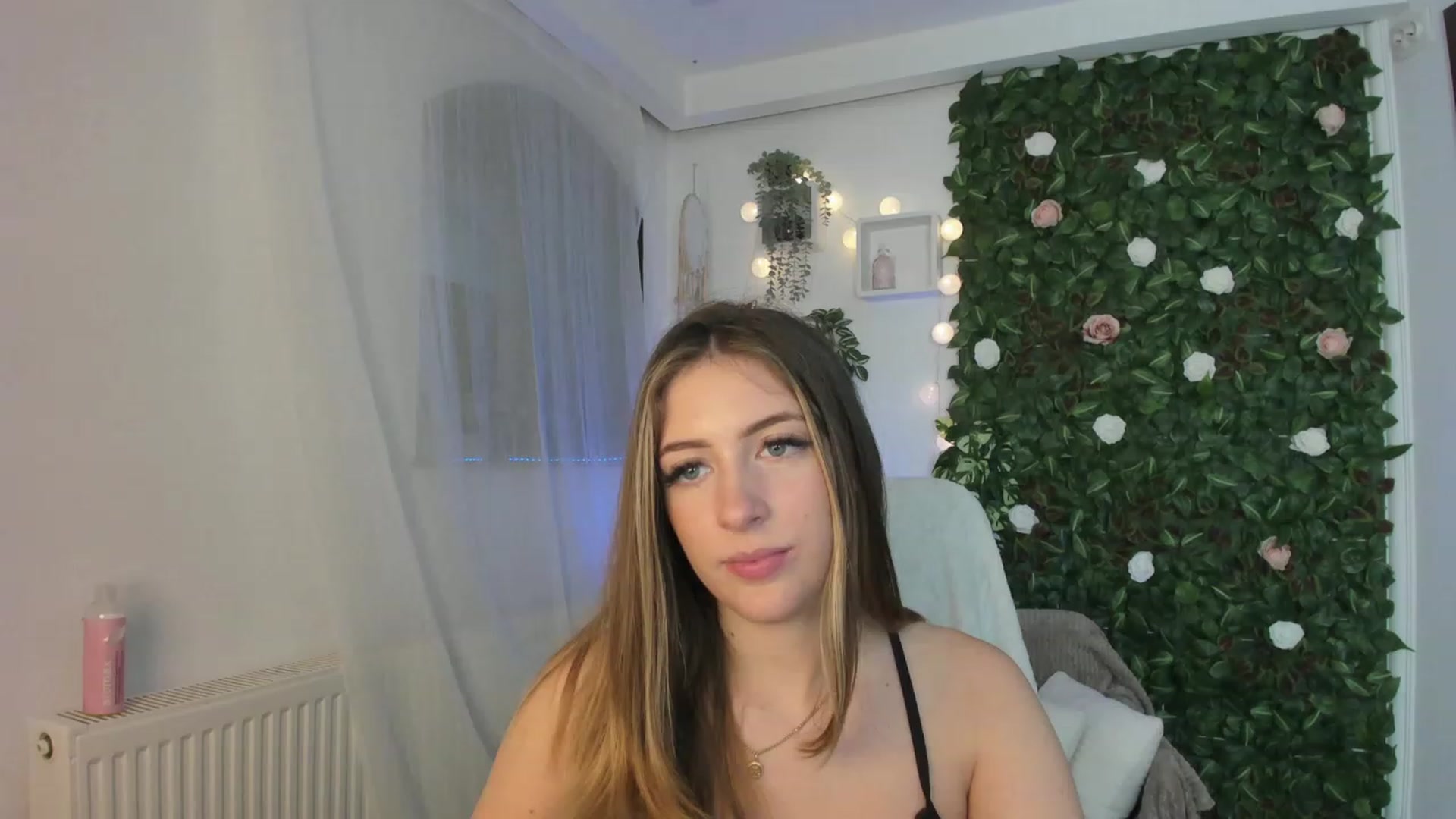 Gallery image thumbnail from Tina_Nappi18's myfreecams stream on, 06/11/2023, 17:46 image 8 of 20