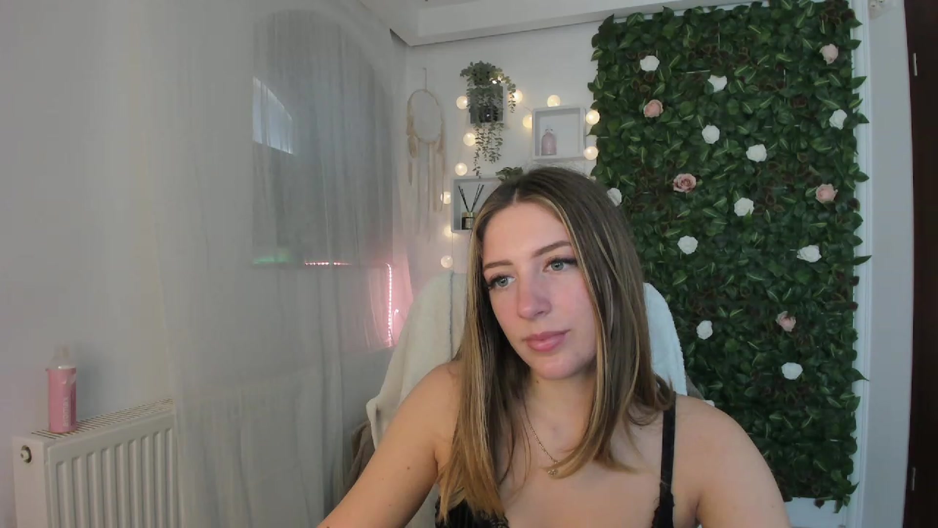 Gallery image thumbnail from Tina_Nappi18's myfreecams stream on, 06/13/2023, 15:07 image 14 of 20