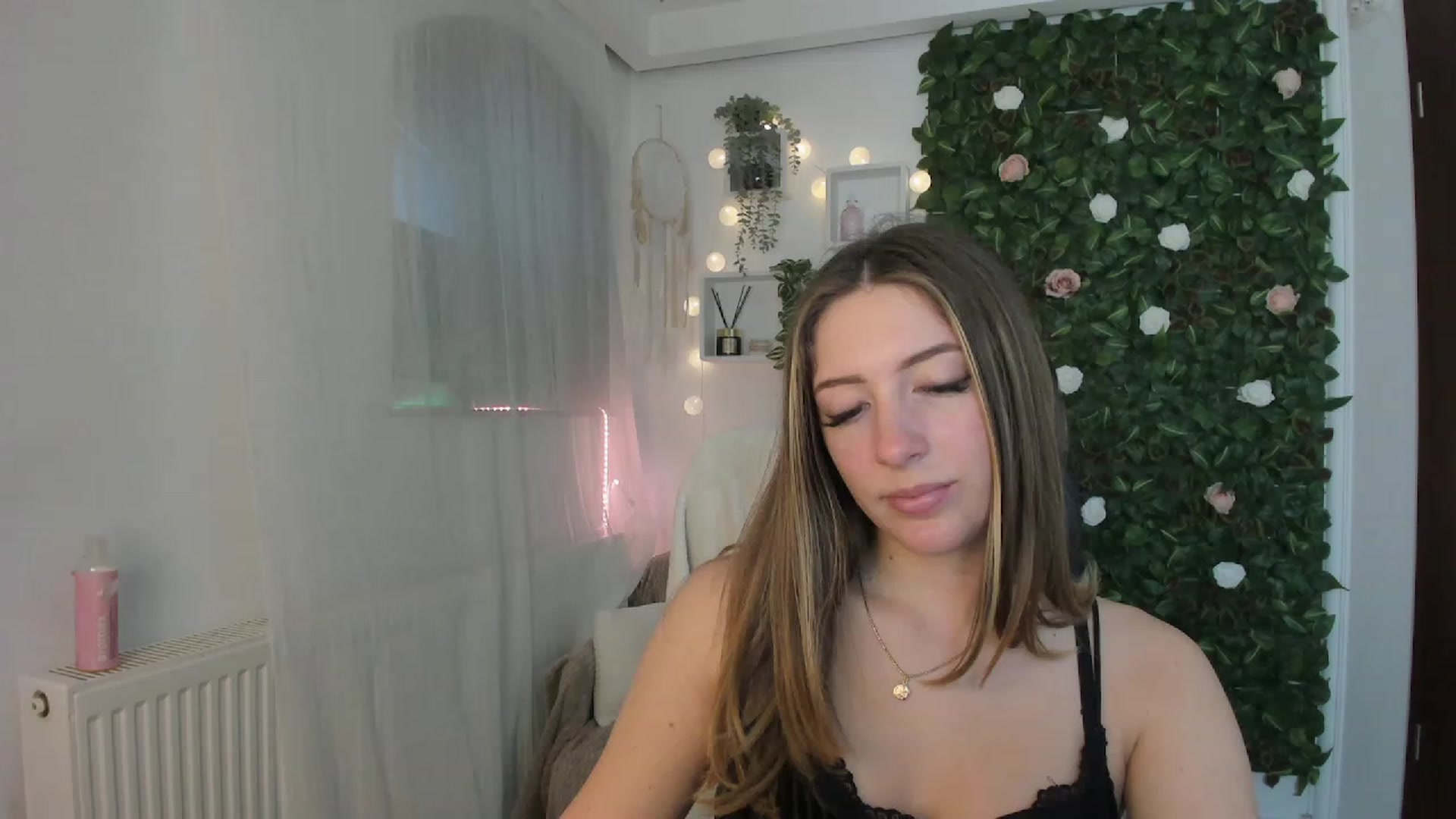 Gallery image thumbnail from Tina_Nappi18's myfreecams stream on, 06/13/2023, 16:04 image 19 of 20