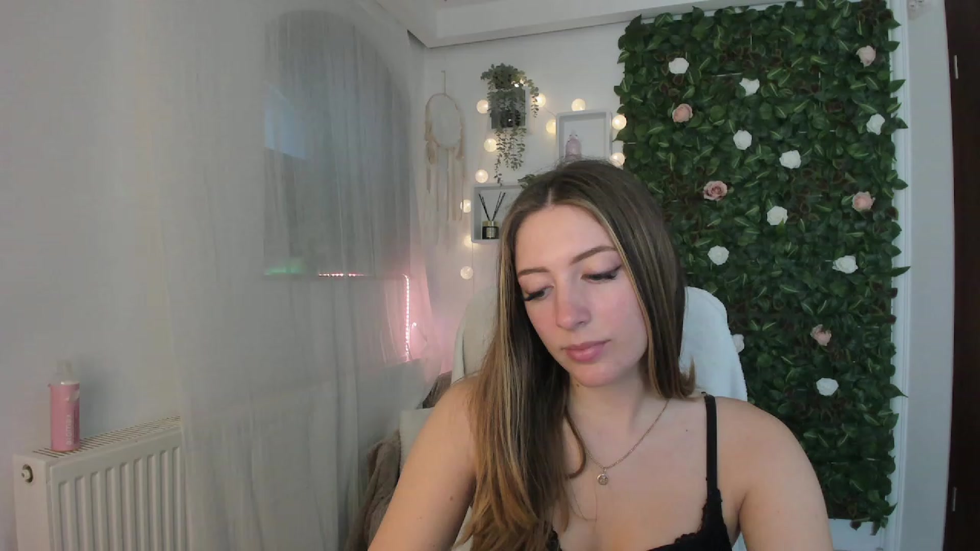 Gallery image thumbnail from Tina_Nappi18's myfreecams stream on, 06/13/2023, 16:04 image 3 of 20