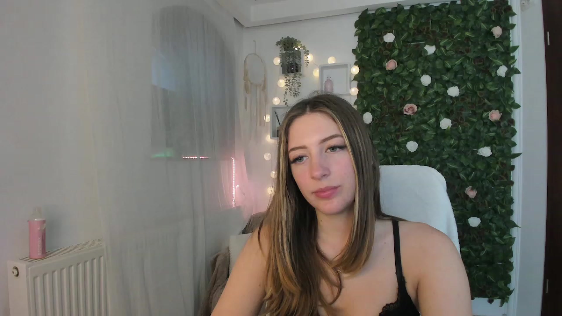 Gallery image thumbnail from Tina_Nappi18's myfreecams stream on, 06/13/2023, 16:04 image 13 of 20