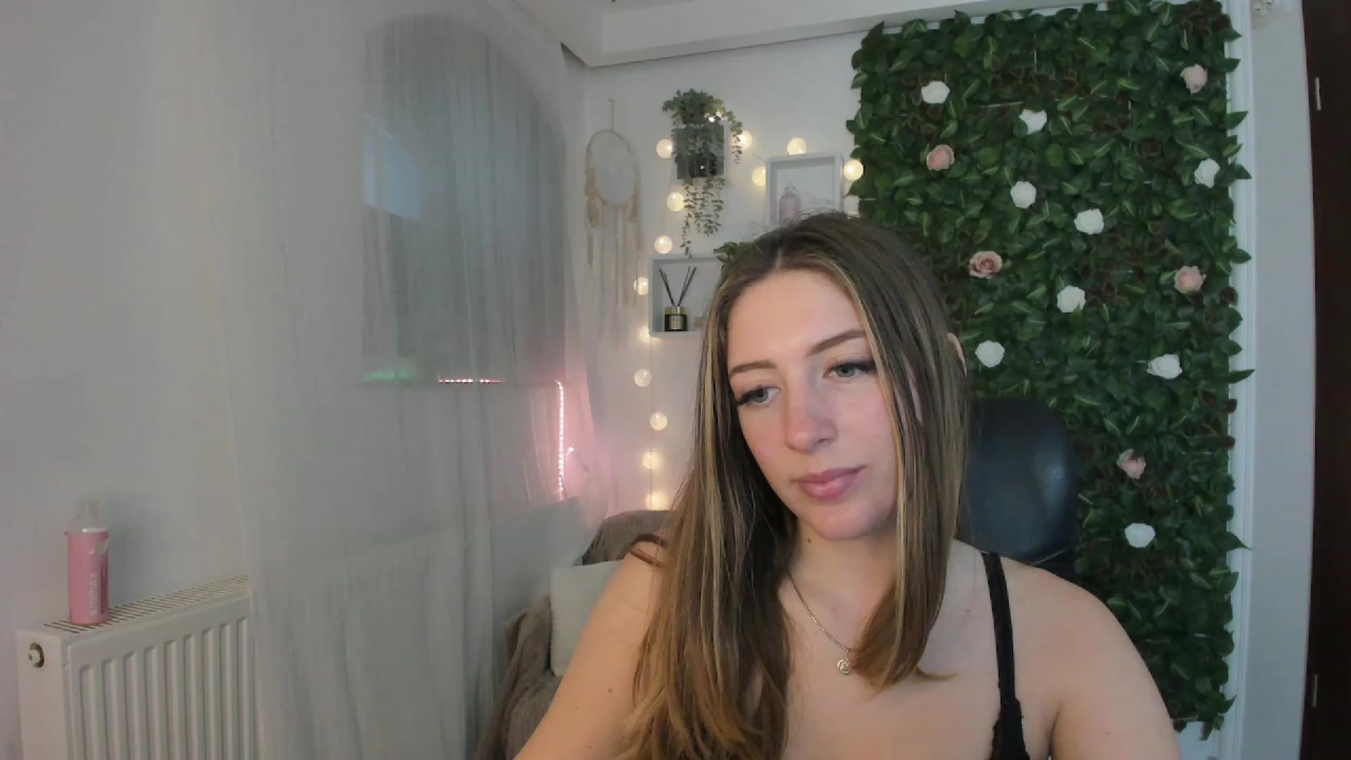 Gallery image thumbnail from Tina_Nappi18's myfreecams stream on, 06/13/2023, 17:13 image 17 of 20