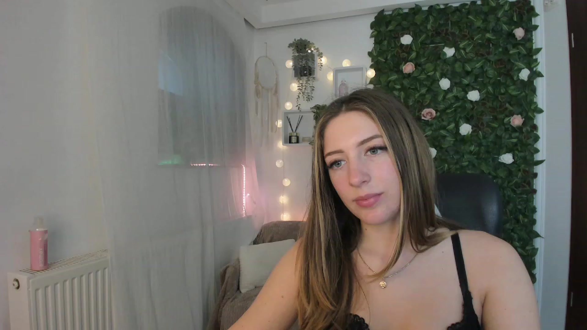 Gallery image thumbnail from Tina_Nappi18's myfreecams stream on, 06/13/2023, 17:13 image 12 of 20