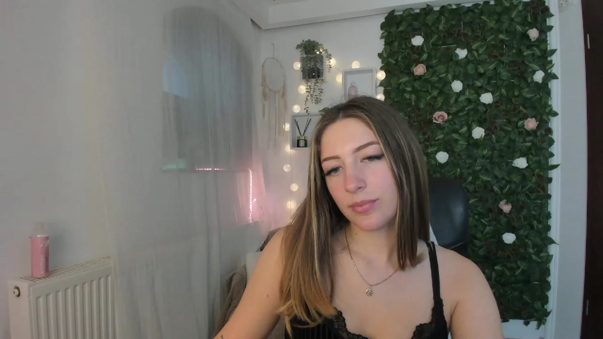 Gallery image thumbnail from Tina_Nappi18's myfreecams stream on, 06/13/2023, 17:13 image 5 of 20