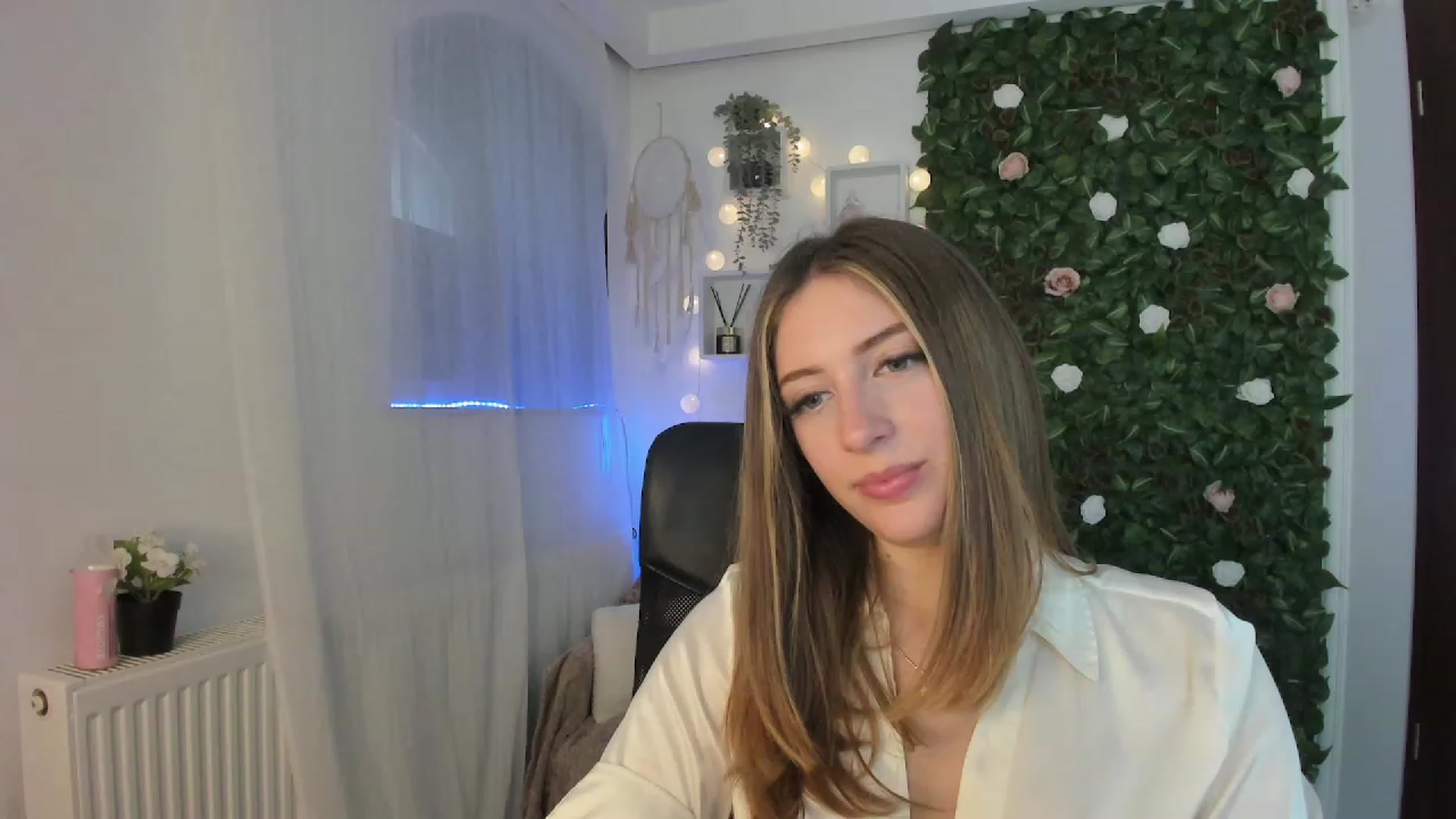Gallery image thumbnail from Tina_Nappi18's myfreecams stream on, 06/15/2023, 15:02 image 2 of 20