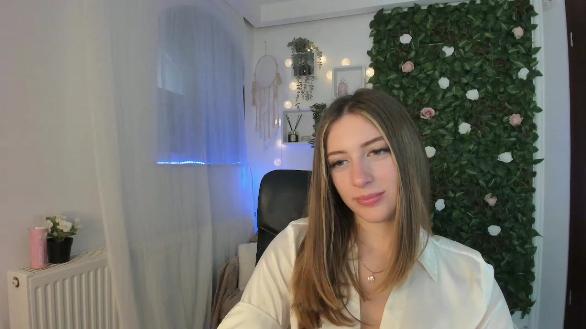 Gallery image thumbnail from Tina_Nappi18's myfreecams stream on, 06/15/2023, 15:02 image 1 of 20