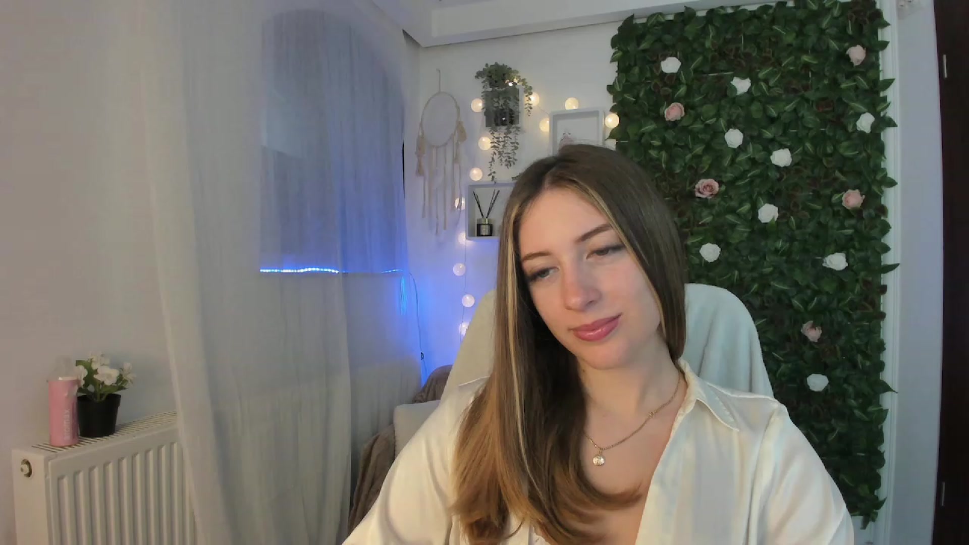 Gallery image thumbnail from Tina_Nappi18's myfreecams stream on, 06/15/2023, 17:31 image 5 of 20