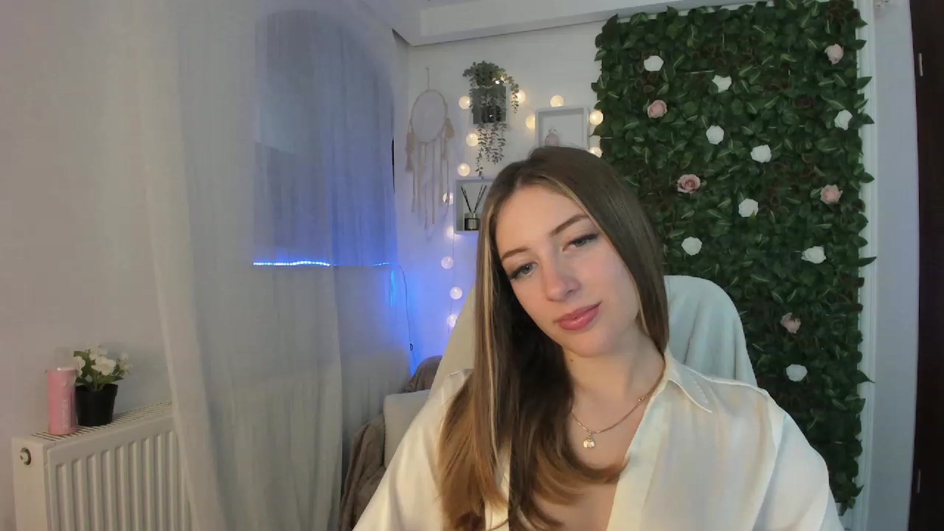 Gallery image thumbnail from Tina_Nappi18's myfreecams stream on, 06/15/2023, 17:31 image 7 of 20