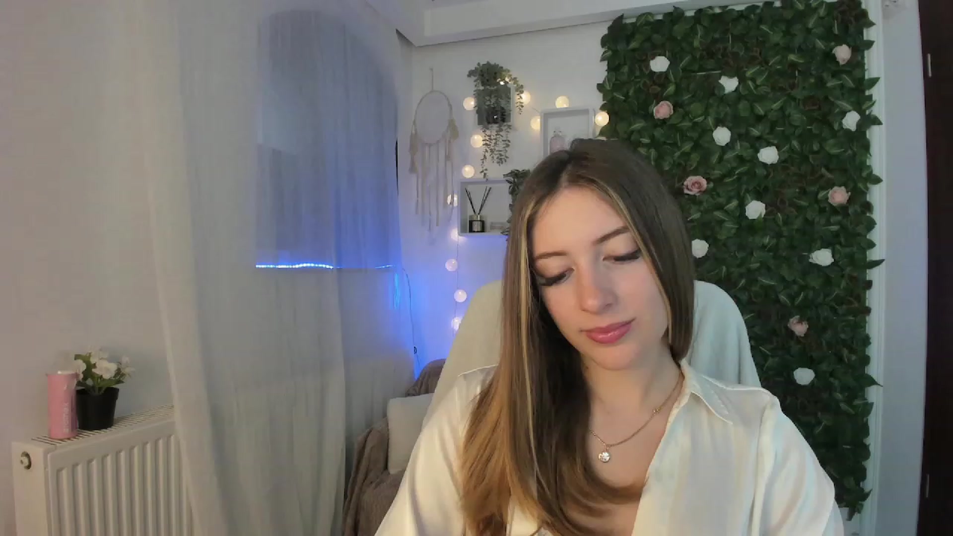 Gallery image thumbnail from Tina_Nappi18's myfreecams stream on, 06/15/2023, 17:31 image 6 of 20